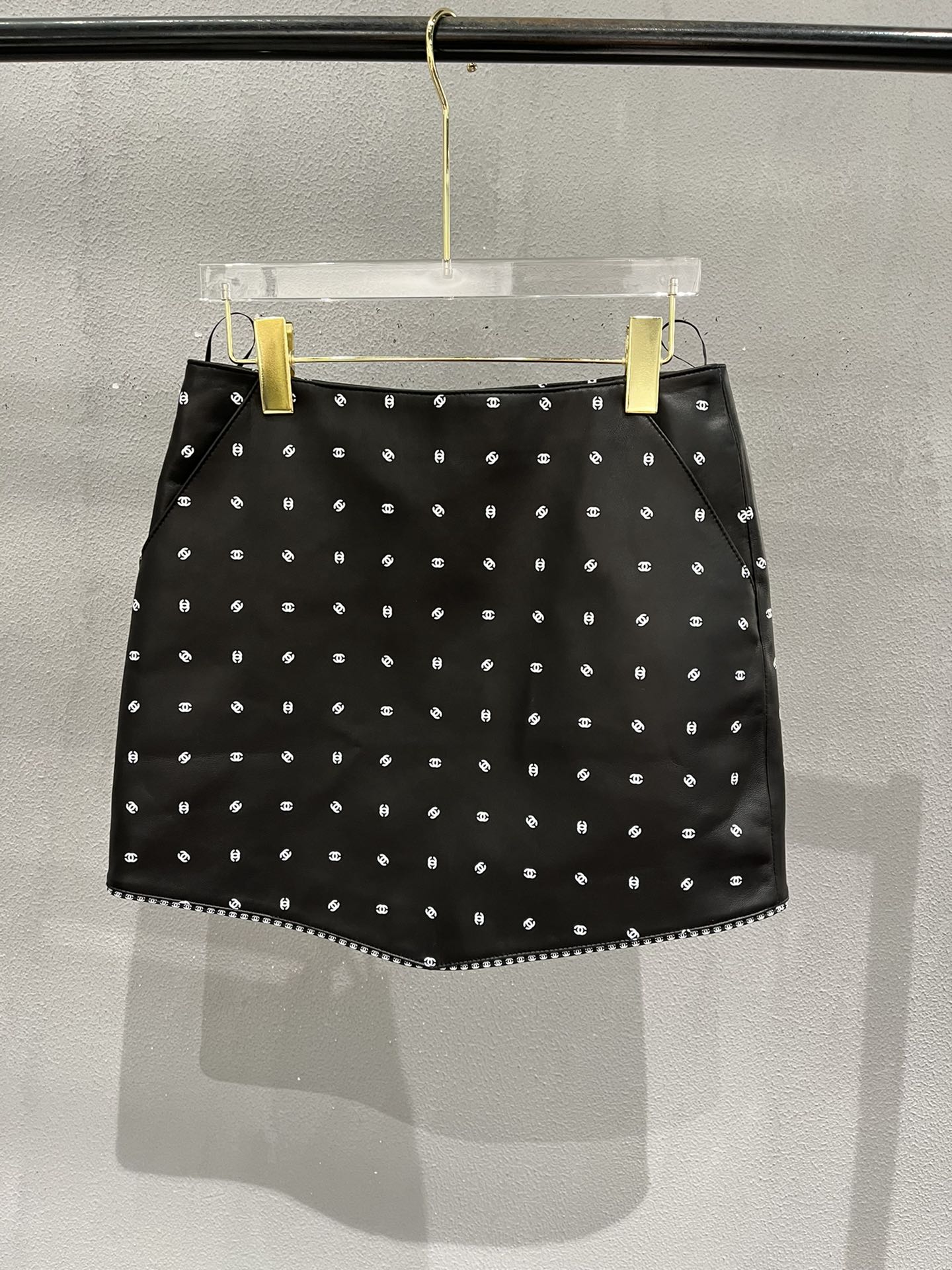 NO:721647,Skirt, Chanel sheepskin printed leather skirt with camellia lining and original buttons, the upper body is super beautiful., Chanel-clothing, chanel, skirts, sheepskin,19860909半身裙,香奈儿羊皮印花皮裙搭配山茶花里布和原版纽扣,上身超美.,香奈儿-服装,chanel,skirts,sheepskin,,Women's clothing
