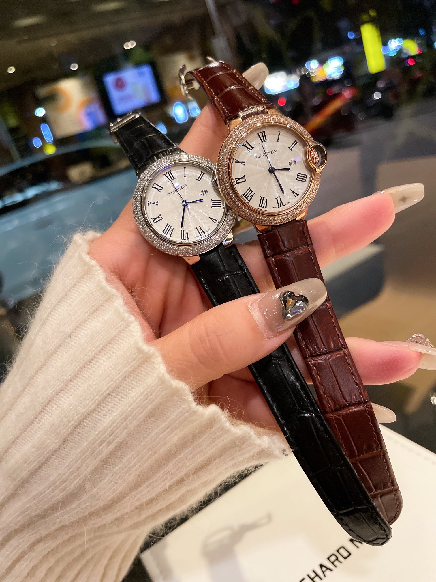 K5    高品质， Ballon Bleu de Cartier 卡地亚 Cartier 蓝气球腕表奢华系列，百搭尺寸33mm，简约又别具品味，摒弃了现代盛行的繁复华丽的修饰，以简约重新诠释唯美，打造独家高品质，采用斯华洛水晶钻石制作出表盘 优雅精致高贵气质尽显无漏 鳄鱼纹牛皮和这个夏天更配哦，适合各种聚会高端场合，搭配各种毛衣皮草不二选择～～