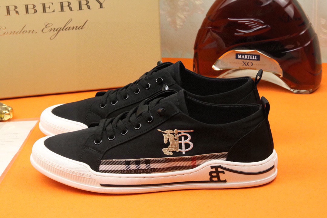 I0  Burberry 巴宝莉   代购款男士官网同步，鞋面采用进口巴宝莉 Burberry 专用冰丝防水布面料，透气舒适内里， 完全1比1复刻，防滑耐磨橡胶大底原厂跟单货，高品质看细节，欢迎对比