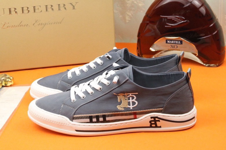 I0  Burberry 巴宝莉   代购款男士官网同步，鞋面采用进口巴宝莉 Burberry 专用冰丝防水布面料，透气舒适内里， 完全1比1复刻，防滑耐磨橡胶大底原厂跟单货，高品质看细节，欢迎对比