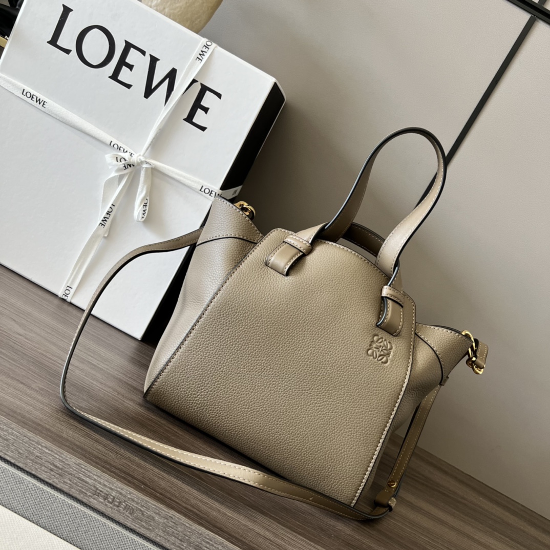 The new Lo*we version👏 🌟 Hammock Nugget borrows the versatile design of the Hammock series, combining it with an elegant new proportion, crafted from soft grainy calfskin leather. The Hammock Nugget can accommodate items like a large wallet, all sizes of phones, and sunglasses 🕶️ for crossbody, shoulder, or hand carry. The detachable and adjustable shoulder strap features an interior hook closure, an internal slip pocket, and a gold suede lining, giving it a luxurious and textured feel. It looks particularly stylish when worn and is suitable for various occasions in life. [Strong] Size: 20*18*20cm Model: 06213290 image 1