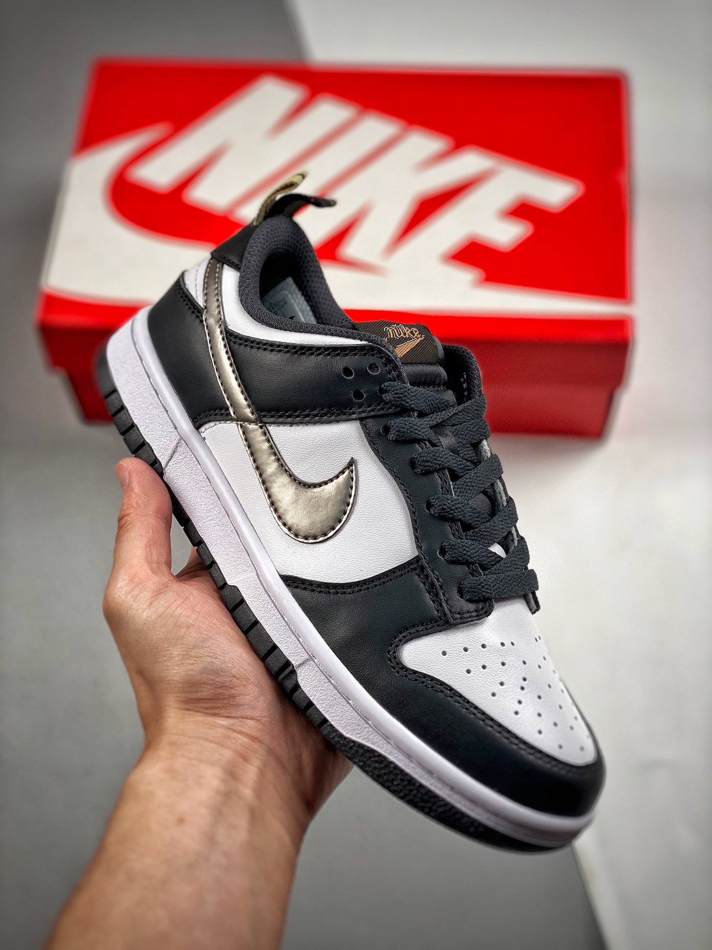 -4 Nk Dunk SB Low 小熊猫 大厂纯原出品 实拍首发 原装头层材料 独家版型蒸餾加工帶來的是更好的视觉和脚感体验大厂纯原品质出货 清洁度 电绣工艺 皮料切割干净无任何毛边 细节完美 货号：DH9764 001 尺码：36 3…
