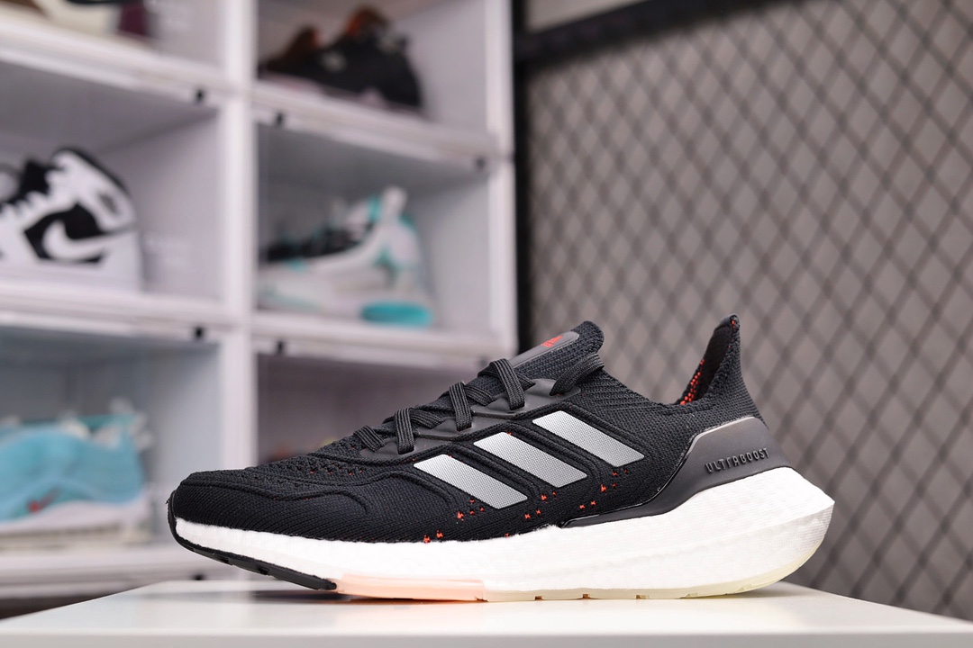H0 公司级 阿迪达斯/Adidas Ultra Boost 22 QX UB22 8.0 Consortium 厚底爆米花跑鞋。 较UB21增加6%Boost，全掌Boost 将缓震和能量回馈再一次进行了升级， 提供更好的舒适穿着体验， 阿迪达斯UB 8.0 J5 oPrimeknit编织工艺， S型Heel Counter提供更加精准锁定后跟， 带来出众的后跟包裹，LEP创新大底延续马牌橡胶大底， 同时新加入LEP结构，为每一步提供更多动力及更好回弹。