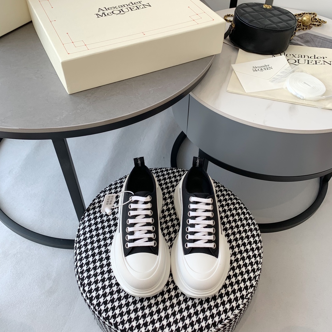 NO:234954,Mc Queen is in stock all year round [Rose] McQueen [Rose] dad shoes [Rose], SS is the latest Milan Fashion Week catwalk model in early spring. The unique and personalized design is super stylish on the feet, and the round head design allows the toes to be completely released. It costs a lot of money, and buys multiple double original versions to disassemble and replica. Many celebrities, Guli Nazha, Wu Lei, and Internet celebrity bloggers endorsing Xiaohongshu's popular products, and the counter is out of stock!  Fabric: Imported pure cotton fabric Inner: Imported silk sheepskin foot pad: Imported silk sheepskin Size: Women's model 35-40. Men's, 40-44, Men's model 10 yuan Packaging: Original full set of packaging, 5 cm height increase of the sole, top-level original, casual shoes/sports shoes, alexander mcqueen, sneakers, sheepskin19860909Mc Queen 常年现货[玫瑰]麦昆[玫瑰]老爹鞋[玫瑰],ss早春首发最新米兰时装周T台走秀款,独特个性的设计上脚超有范,圆头的设计让脚趾得到完全的释放.超下血本, 购入多双原版拆解复刻.众多明星古力娜扎、吴磊、网红博主代言小红书爆款,专柜卖断货！ 面料: 进口纯棉布料 内里: 进口丝绸羊皮 垫脚: 进口丝绸羊皮 码数: 女款35-40.男,40-44,,男款10块 包装: 原版全套包装  大底增高5公分,顶级原版,休闲鞋/运动鞋,alexander mcqueen,sneakers,sheepskin,Women's Shoes