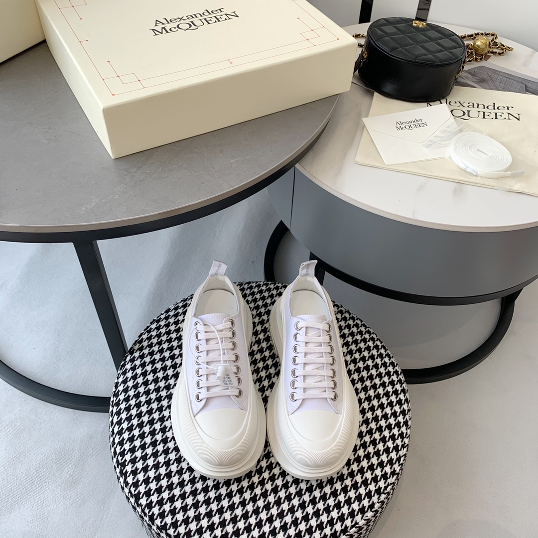 NO:234956,Mc Queen is in stock all year round [Rose] McQueen [Rose] Daddy Shoes [Rose] Ss's early spring debut with the latest Milan Fashion Week catwalk style. The unique and personalized design is super stylish on the feet, and the round head design allows the toes to be completely released. It costs a lot of money, and buys multiple double original versions to disassemble and replica. Many celebrities Guli Nazha, Wu Lei, and Internet celebrity bloggers endorsing Xiaohongshu's popular products, and the counter is out of stock!  Fabric: Imported pure cotton fabric Inner: Imported silk sheepskin foot pad: Imported silk sheepskin Size: Women's model 35-40. Men's, 40-44, Men's model 10 yuan Packaging: Original full set of packaging, 5 cm height increase of the sole, top-level original, casual shoes/sports shoes, alexander mcqueen, sneakers, sheepskin19860909Mc Queen 常年现货[玫瑰]麦昆[玫瑰]老爹鞋[玫瑰]ss早春首发最新米兰时装周T台走秀款,独特个性的设计上脚超有范,圆头的设计让脚趾得到完全的释放.超下血本, 购入多双原版拆解复刻.众多明星古力娜扎、吴磊、网红博主代言小红书爆款,专柜卖断货！ 面料: 进口纯棉布料 内里: 进口丝绸羊皮 垫脚: 进口丝绸羊皮 码数: 女款35-40.男,40-44,,男款10块 包装: 原版全套包装  大底增高5公分,顶级原版,休闲鞋/运动鞋,alexander mcqueen,sneakers,sheepskin,Women's Shoes