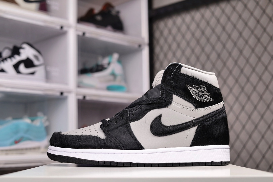 I0 莞产Air Jordan 1 High OG “Twist 2.0”全新马毛熊猫 2.0 版本和初代设计一脉相承，黑色鞋身框架和侧身 Swoosh 依旧采用类马毛材质打造，从图里看「马毛」似乎更长，质感更加突出。鞋面皮革也顺应当下潮流，选用了有一定做旧感的帆白色。鞋帮侧面的飞翼 Logo 由初代的纯白涂漆质感改为了金属原色，更具奢华气息。