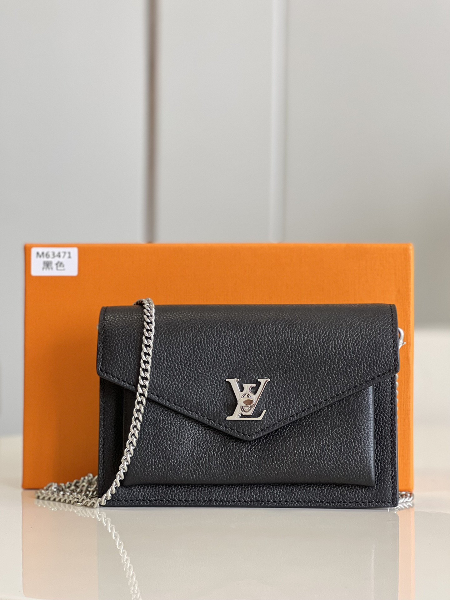 NO:399051,【Exclusive real photo M63471 black】M80673 This Mylockme Pochette chain bag is made of soft cowhide leather, and uses an envelope flap, front pocket and LV letter hook buckle to continue the core elements of the Lockme series. The trendy configuration is suitable for storing mobile phones and other needs, and the long chain enables the selection of shoulder and crossbody. Detailed features 19 x 12.7 x 3 cm (length x height x width) Q.,LV [original leather],louis vuitton,cowhide19860909【独家实拍M63471黑】M80673 本款 Mylockme Pochette 链条包取材柔软牛皮革,以信封式翻盖、正面口袋和 LV 字母钩扣延续 Lockme 系列的核心元素.潮流构型适宜收纳手机和其他所需,长链条实现肩背和斜挎选择.详细特征19 x 12.7 x 3 厘米 (长度 x 高 x 宽)Q.,LV【原厂皮】,louis vuitton,cowhide,Bag