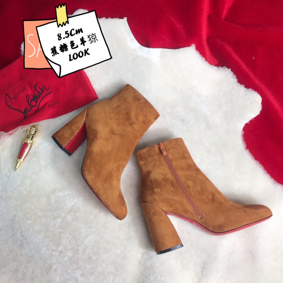 NO:337140,High-end customized autumn and winter boot series!  H8.5Cm, size 35-42. Private mold trademark zipper, 319-15 banana sugar-colored sheep skin. Official website synchronization. Standard European code Reference:319-15 Color:nude Material:veau velours Lining:goat leather Heel height:10Cm Sole:leather sole Size:EUR 35-42 (US 4-11):,,christian louboutin,boots,sheep19860909高端订制 秋冬靴系列！ H8.5Cm,尺码35-42码.私模商标拉链,319-15蕉糖色羊猄皮.官网同步. 标准欧码 Reference:319-15 Color:nude Material:veau velours Lining:goat leather Heel heigh:10Cm Sole:leather sole Size:EUR 35－42（US 4一11) :,,christian louboutin,boots,sheep,Women's Shoes