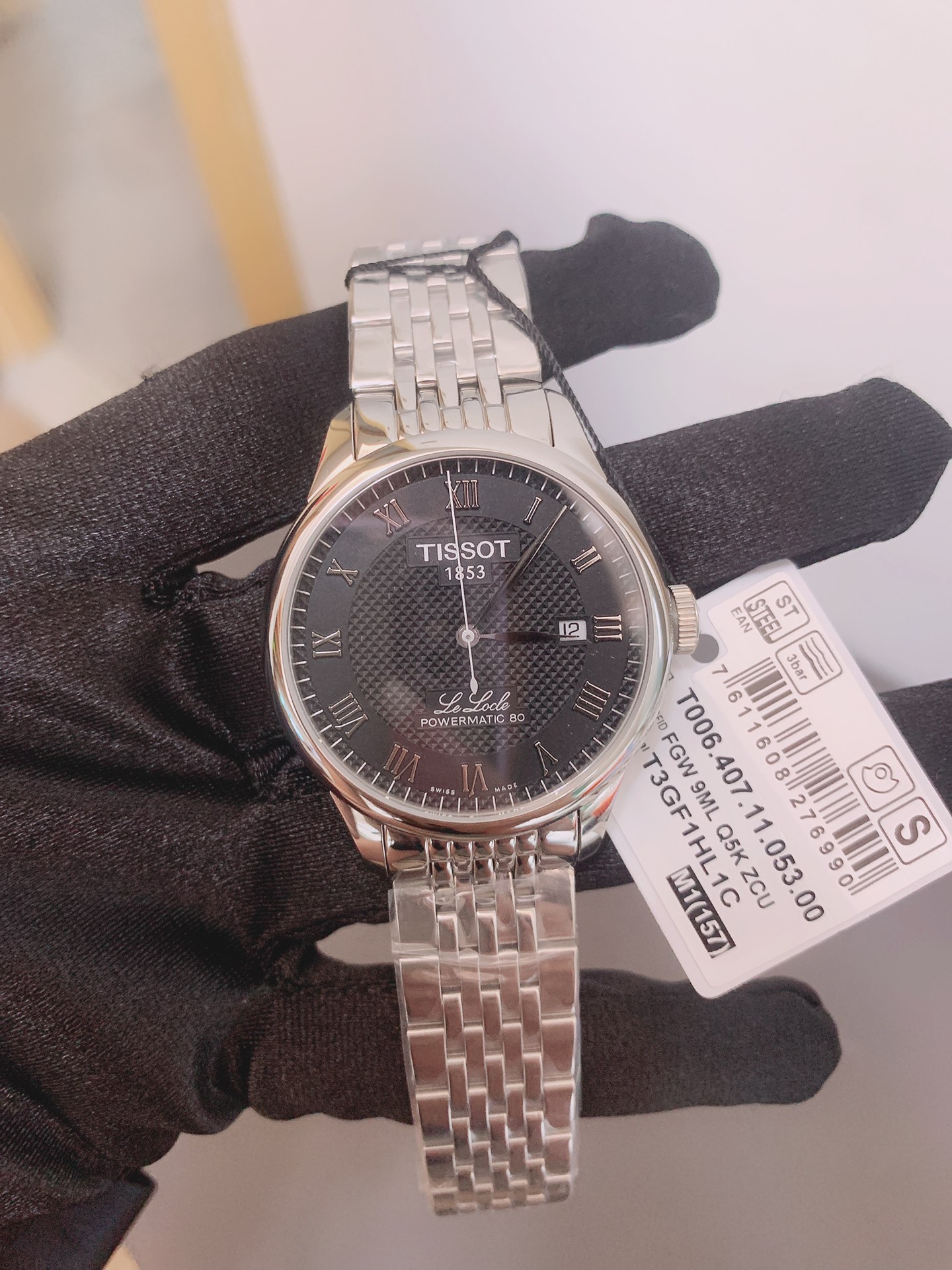 870 万年经典 天梭 Tissot 力洛克系列T006机械男表，这下帮省钱，不用纠结要钢带皮带款了，一表两用40mm表径，作为该品牌最具代表性设计产品，简单优雅的设计深受消费者喜爱，蓝宝石玻璃，316精钢材质。搭载2824机械机芯，稳定性毋庸置疑，盘面间精美的巴黎钉纹饰，精致美观，罗马数字刻度时标更增添一种古典韵味一表一码，三码合一
