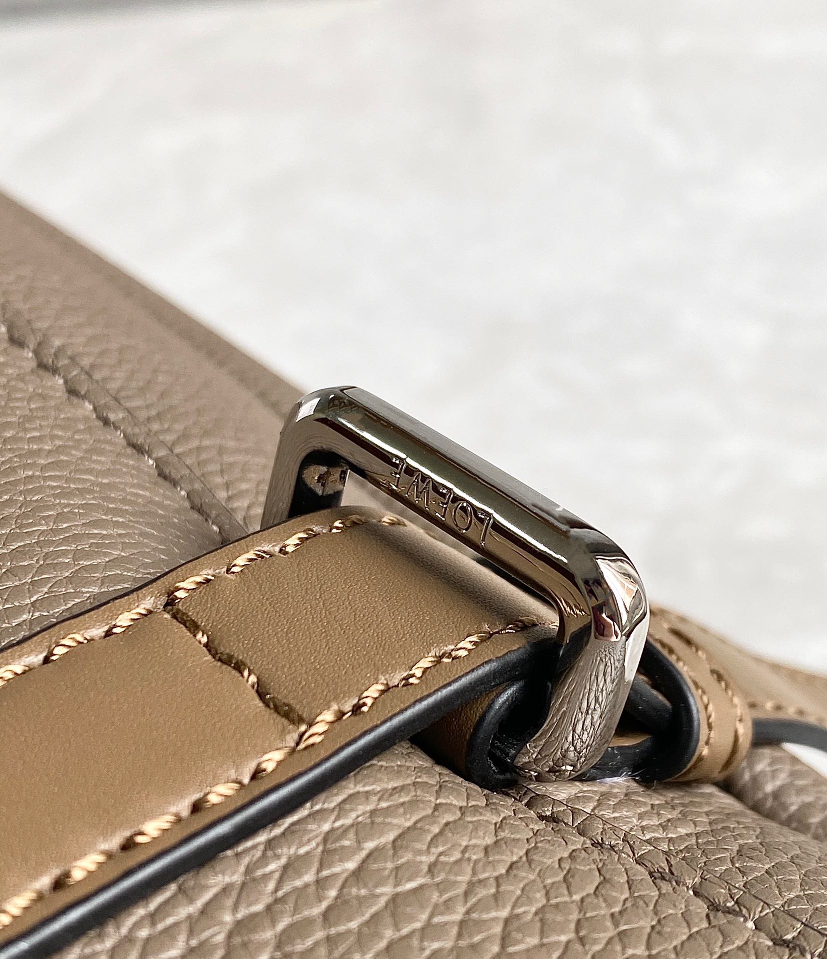 Loewe 柔软粒面牛皮革军用邮差包B553A14X03灰色