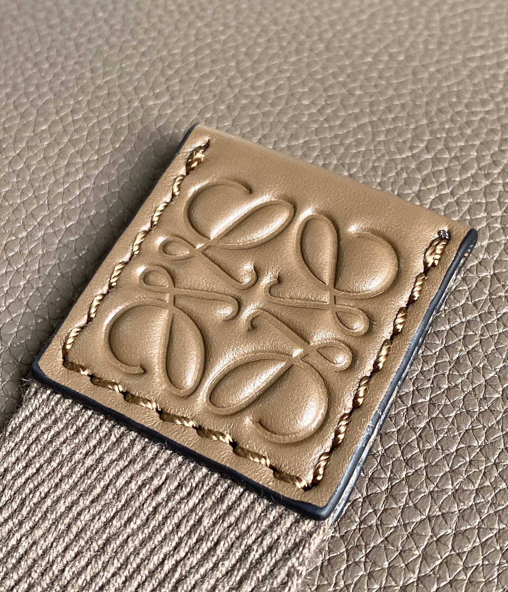 Loewe 柔软粒面牛皮革军用邮差包B553A14X03灰色