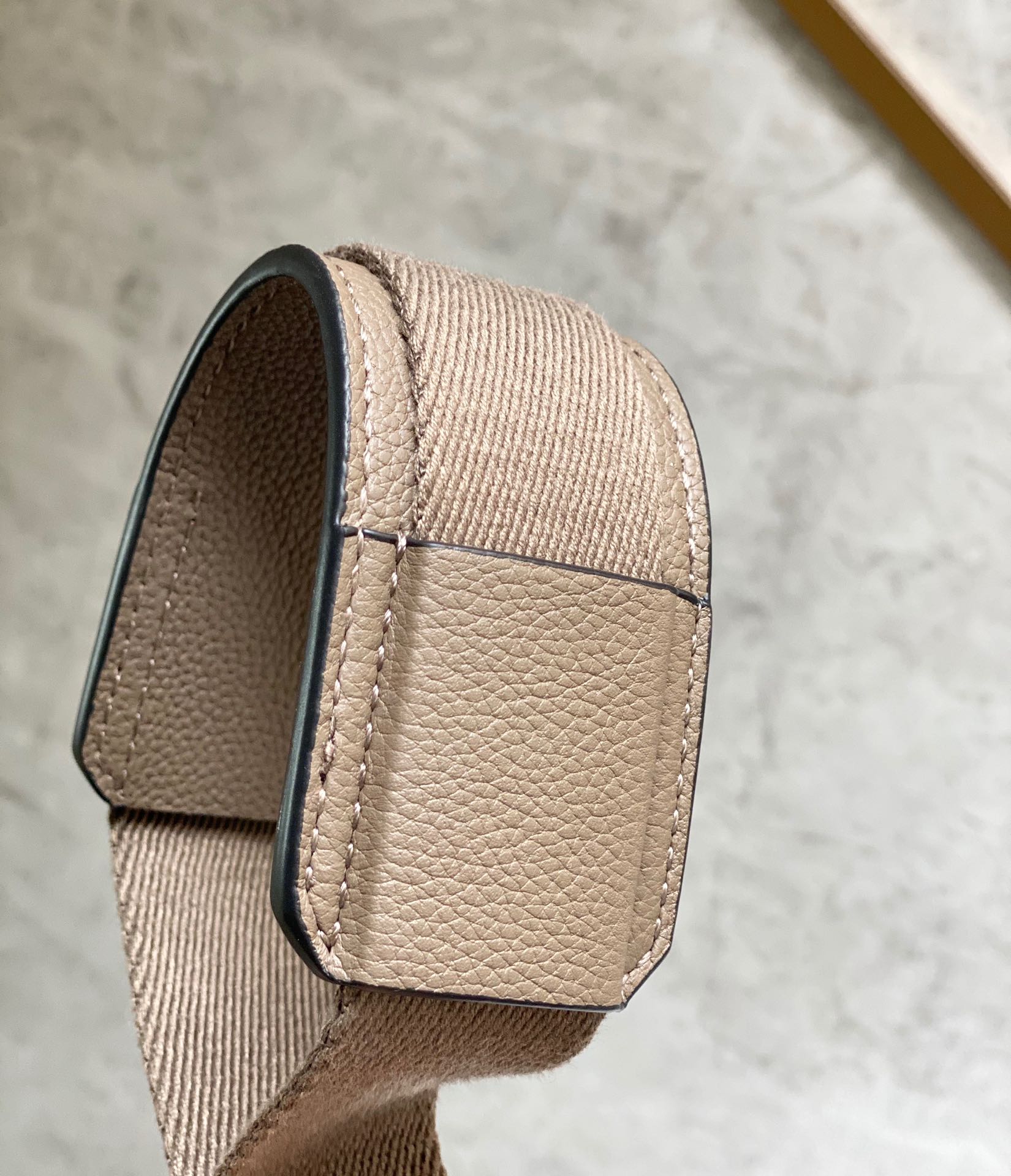 Loewe 柔软粒面牛皮革军用邮差包B553A14X03灰色
