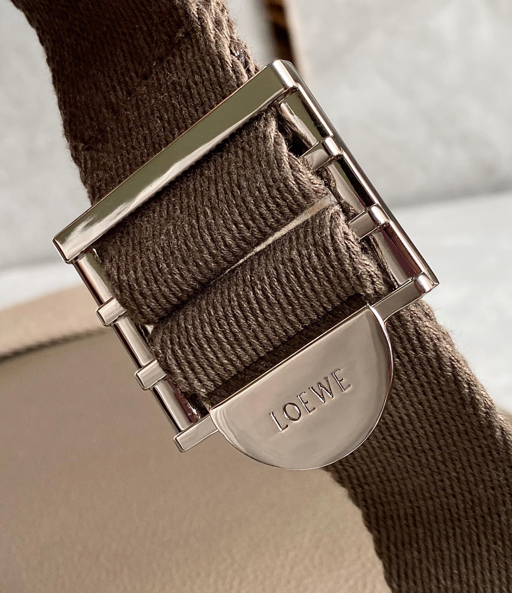 Loewe 柔软粒面牛皮革军用邮差包B553A14X03灰色