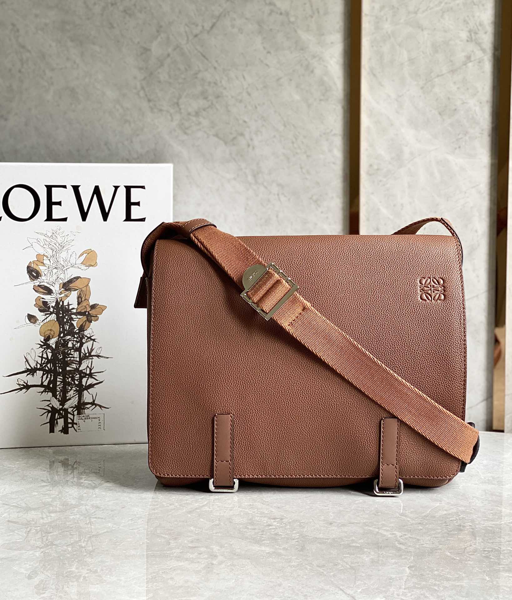 Loewe 柔软粒面牛皮革军用邮差包 B553A14X03棕色