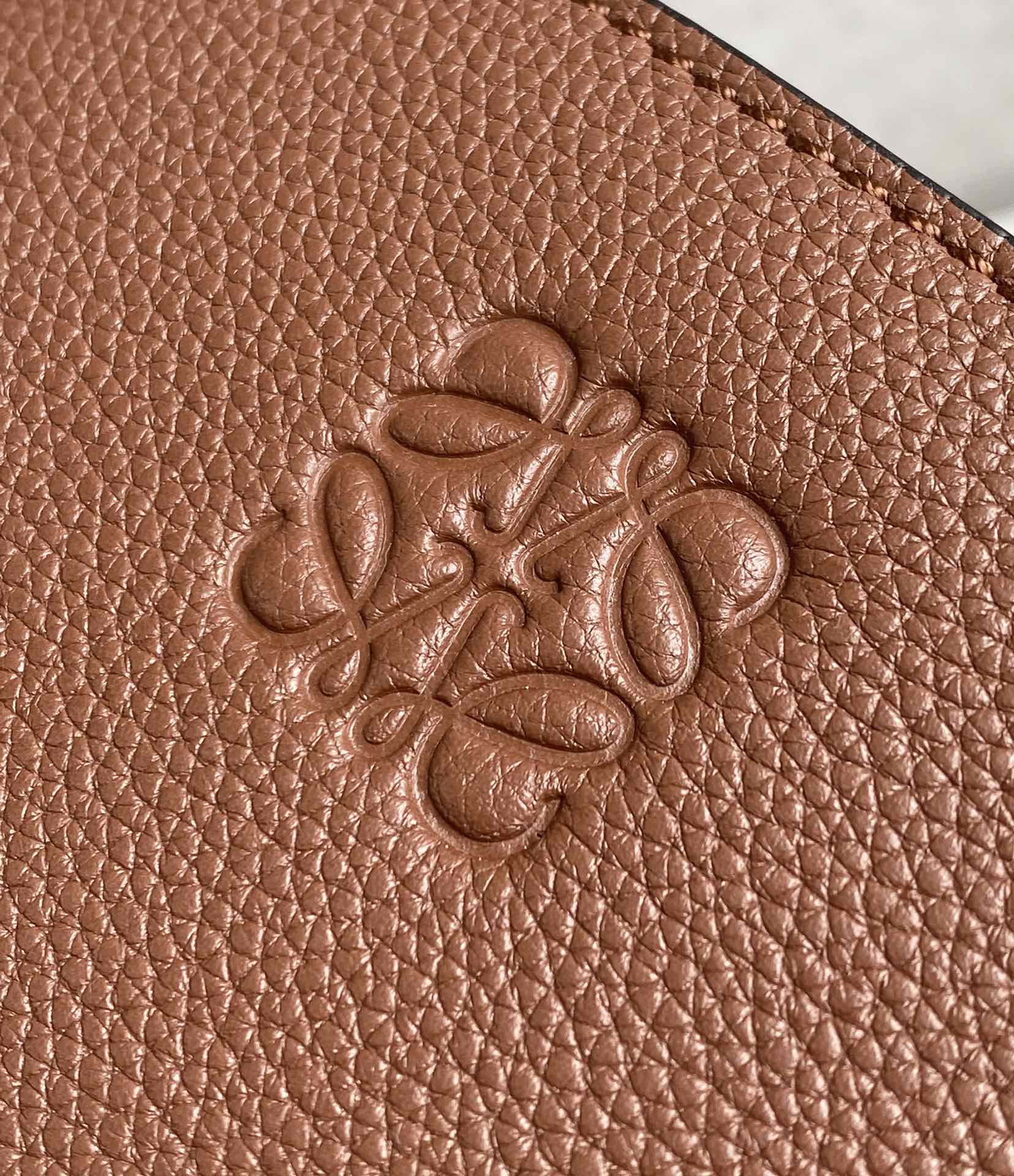 Loewe 柔软粒面牛皮革军用邮差包 B553A14X03棕色