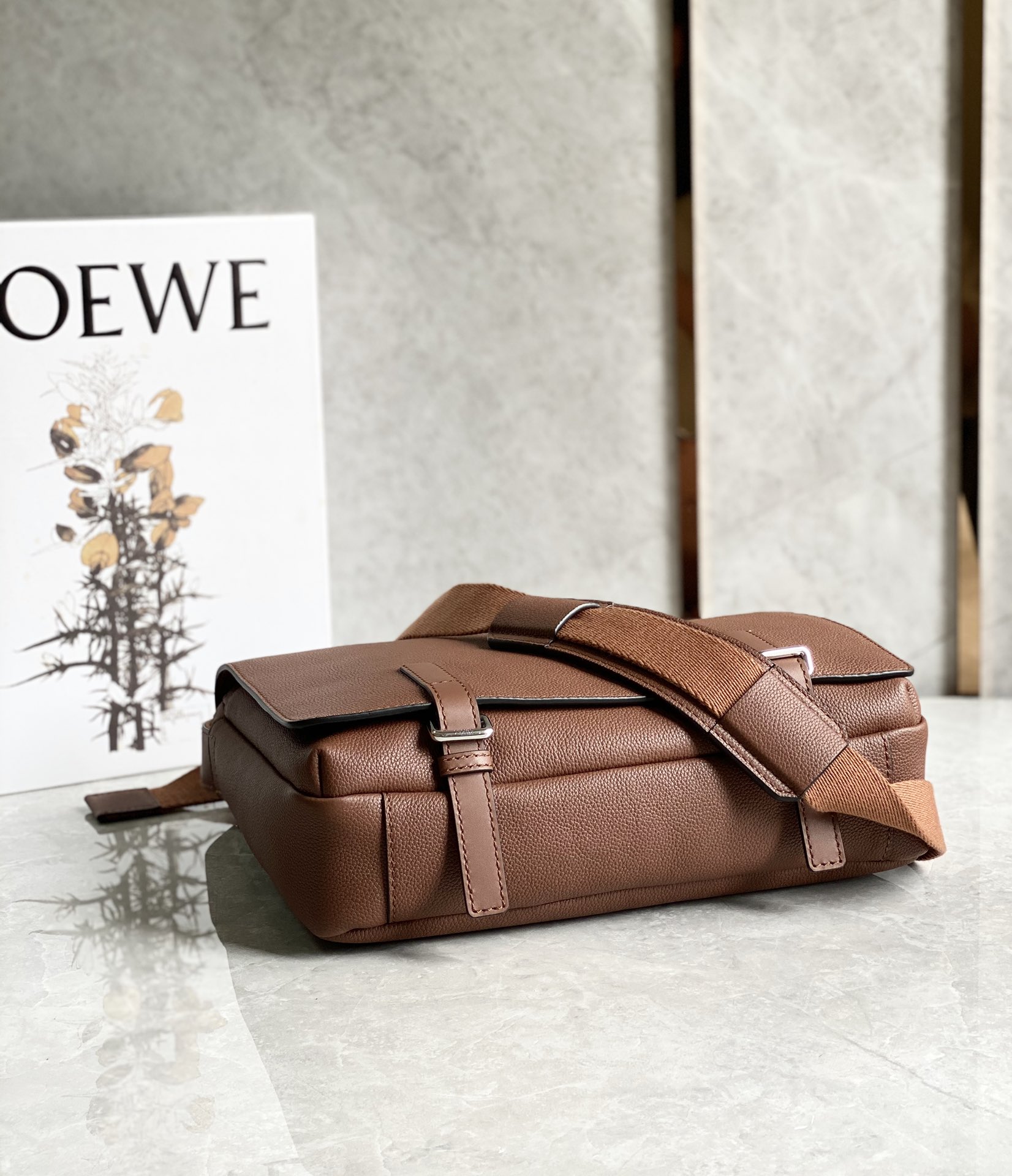 Loewe 柔软粒面牛皮革军用邮差包 B553A14X03棕色