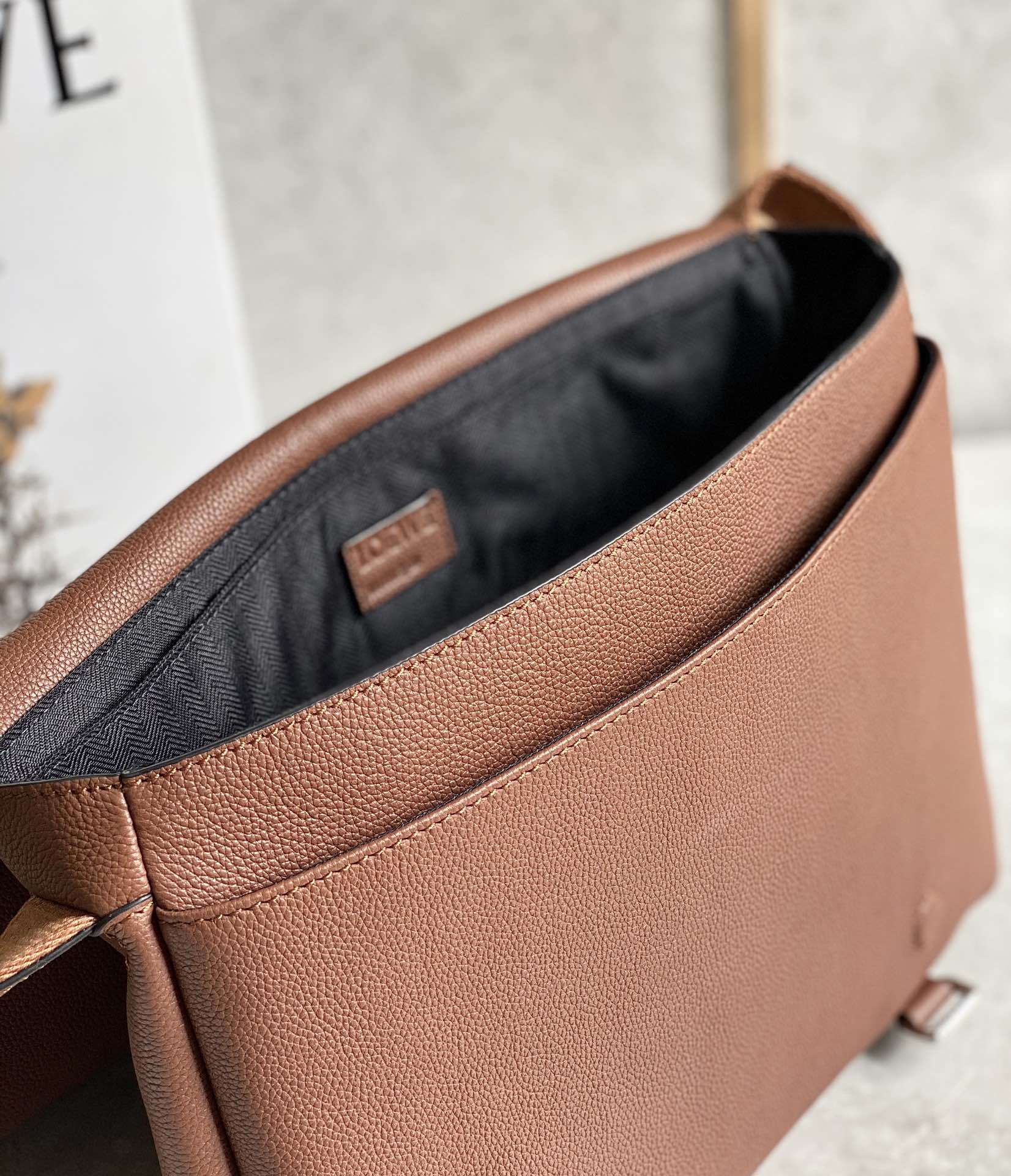 Loewe 柔软粒面牛皮革军用邮差包 B553A14X03棕色