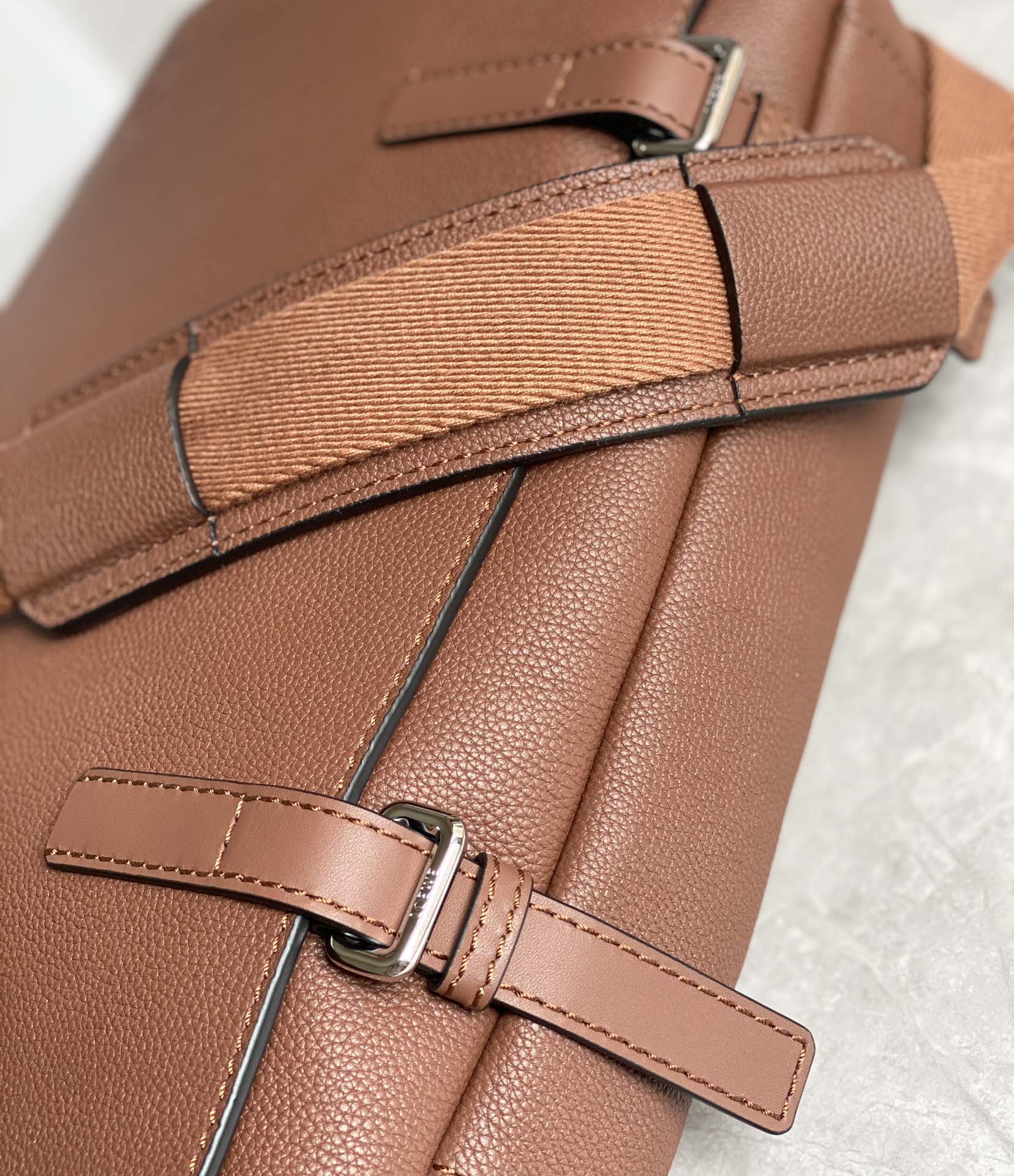 Loewe 柔软粒面牛皮革军用邮差包 B553A14X03棕色