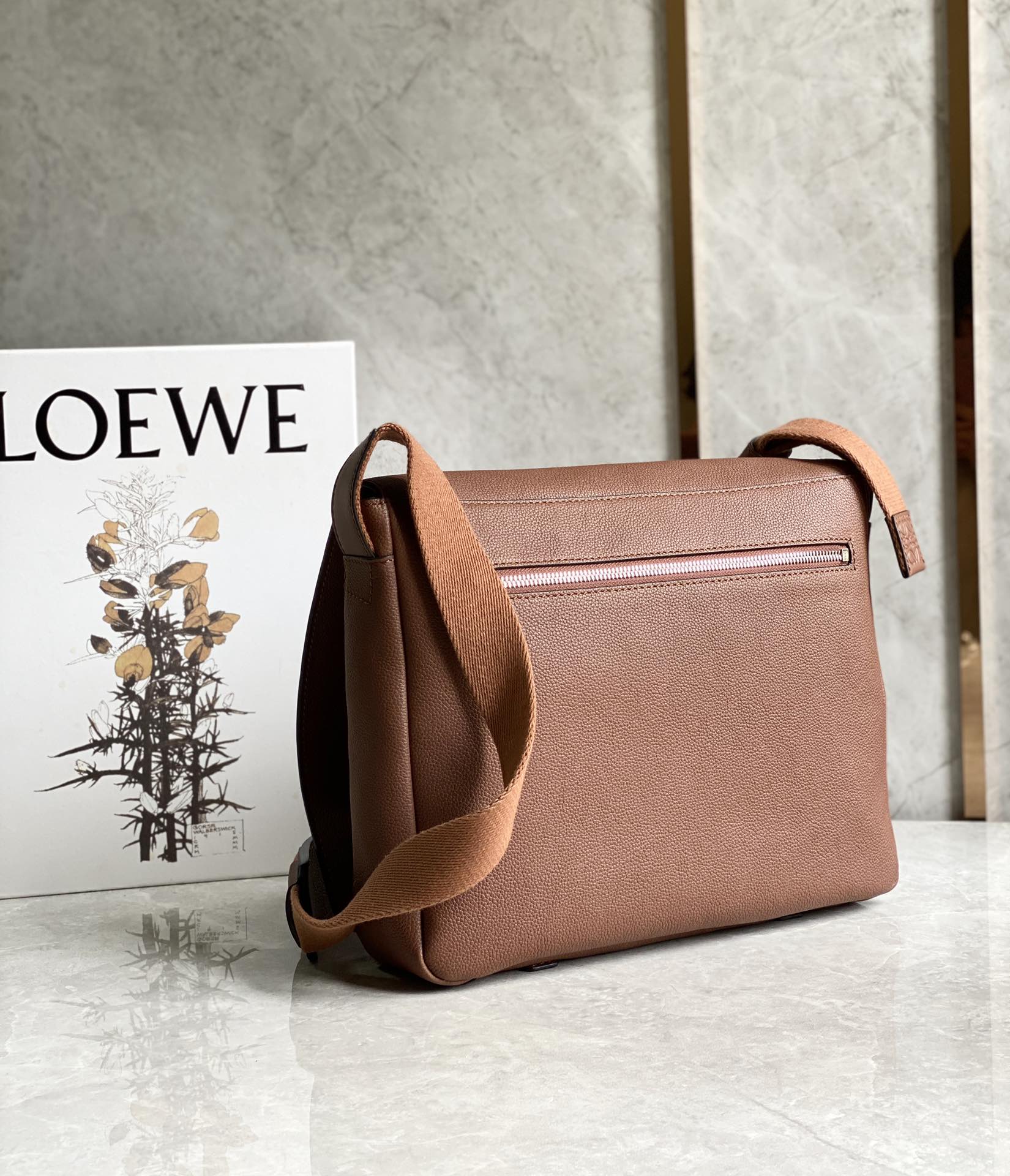 Loewe 柔软粒面牛皮革军用邮差包 B553A14X03棕色