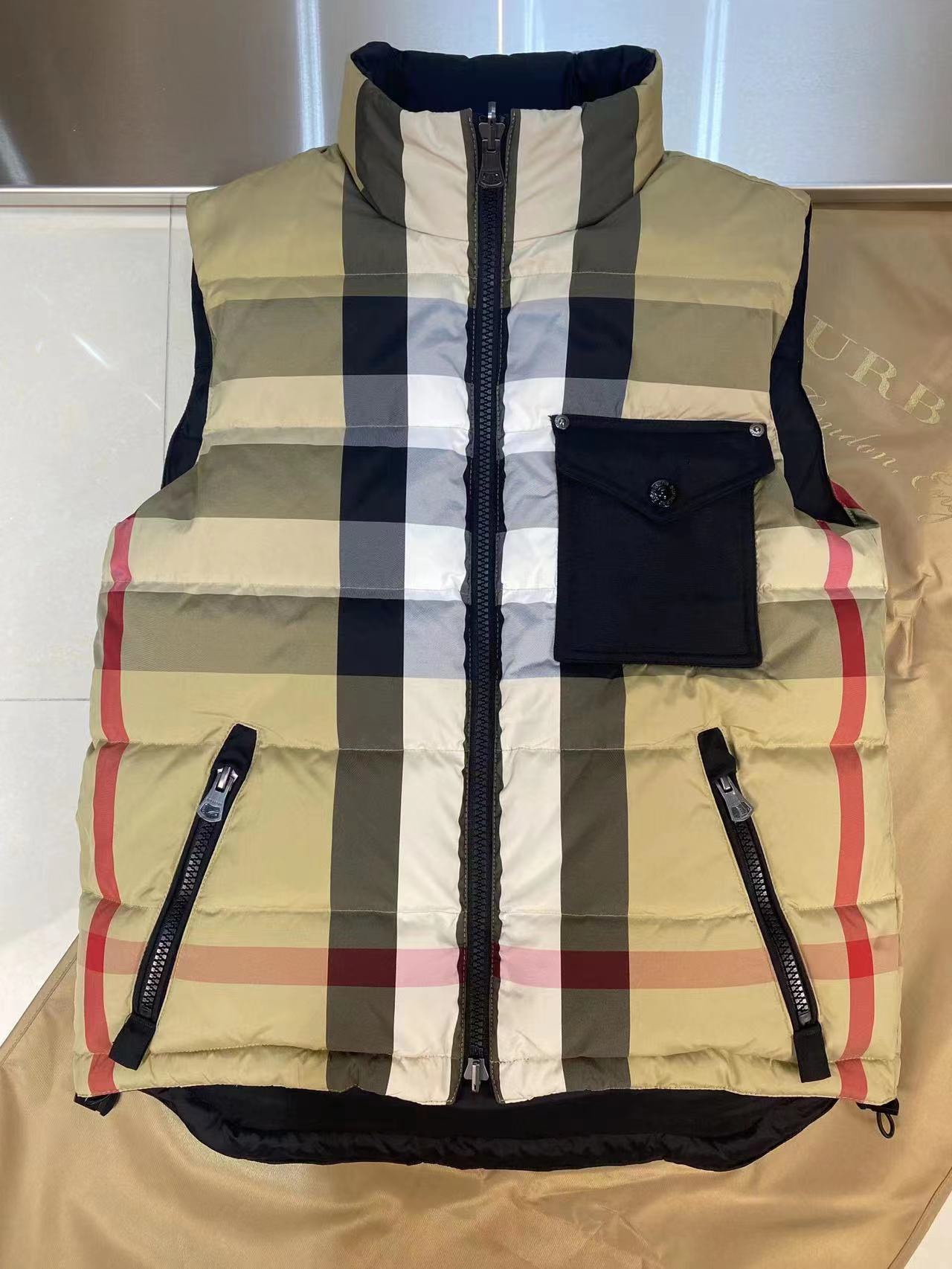 High-grade Burberry vest in classic check, reversible with hood and thick filling. Retro style, stand-up collar. Sizes S-XXL.-Big cat