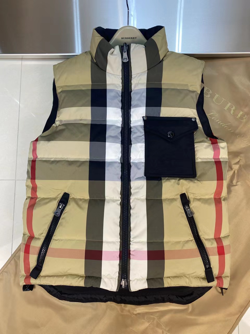 High-grade Burberry vest in classic check, reversible with hood and thick filling. Retro style, stand-up collar. Sizes S-XXL.-Big cat