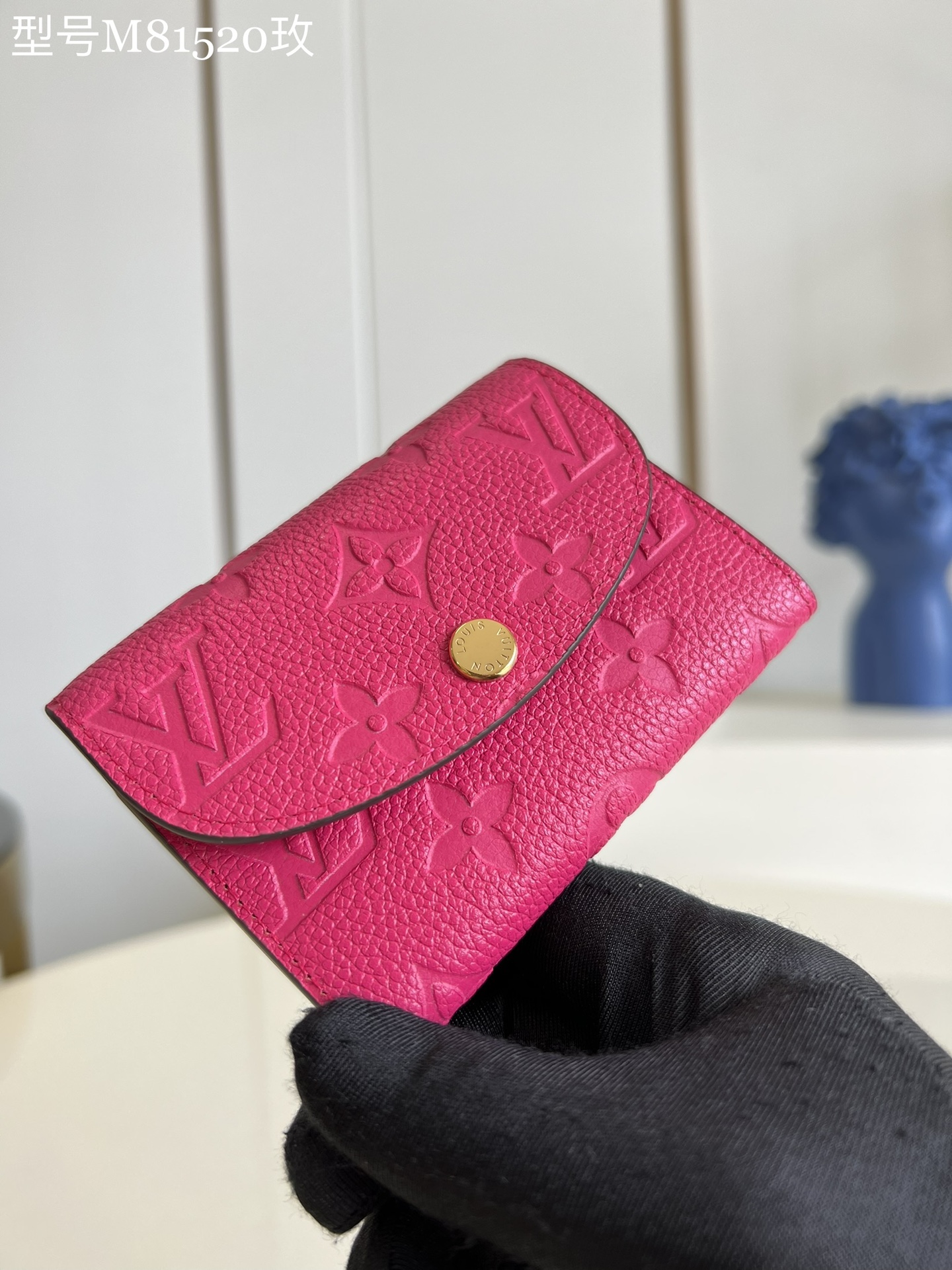 NO:399042,[Exclusive real photo M81520 Rose Red] New Women's Coin Wallet Card Bag Small and exquisite but extremely practical. This colorful envelope coin wallet is the perfect companion for modern women in urban life. It has a small figure and can easily be put into bags and even clothes. Size 11X8cm v.220, LV [original leather], louis vuitton, wallets19860909【独家实拍M81520玫红】新款女士零钱包 卡包 小巧玲珑却极为实用,此款多彩信封式零钱包是现代女性都市生活中的完美伴侣.身材小巧,轻松收入包袋甚至衣袋之中.尺寸11X8cm v.220,LV【原厂皮】,louis vuitton,wallets,Bag