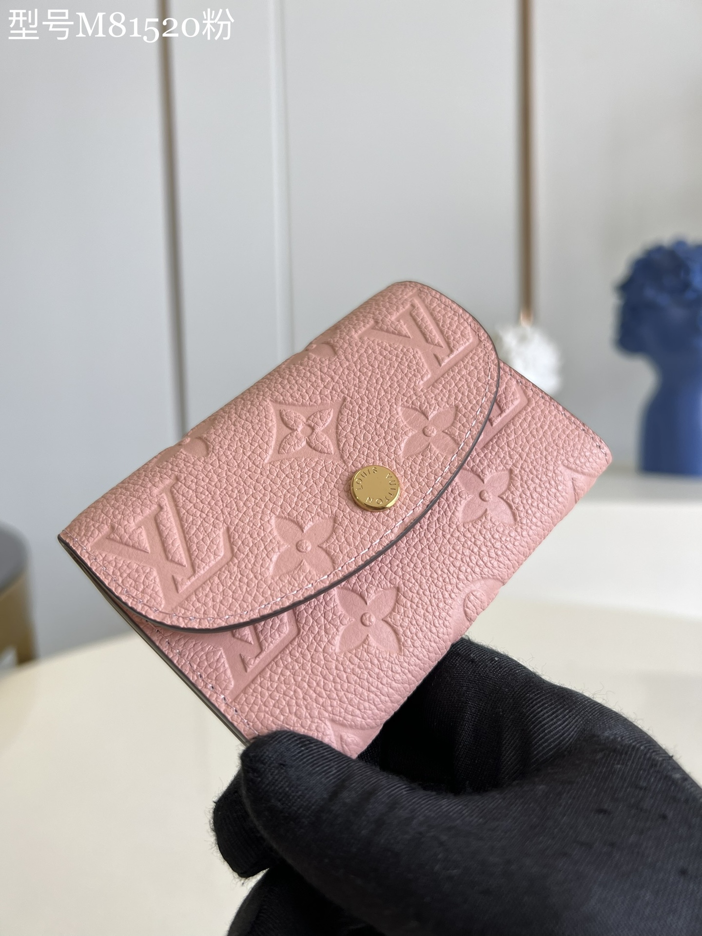 NO:399048,[Exclusive real-life M81520 pink] New women's coin wallet card bag, small and exquisite but extremely practical. This colorful envelope coin wallet is the perfect companion for modern women in urban life. It has a small figure and can easily be put into bags and even clothes. Size 11X8cm v.220, LV [original leather], louis vuitton, wallets19860909【独家实拍M81520粉】新款女士零钱包 卡包 小巧玲珑却极为实用,此款多彩信封式零钱包是现代女性都市生活中的完美伴侣.身材小巧,轻松收入包袋甚至衣袋之中.尺寸11X8cm v.220,LV【原厂皮】,louis vuitton,wallets,Bag