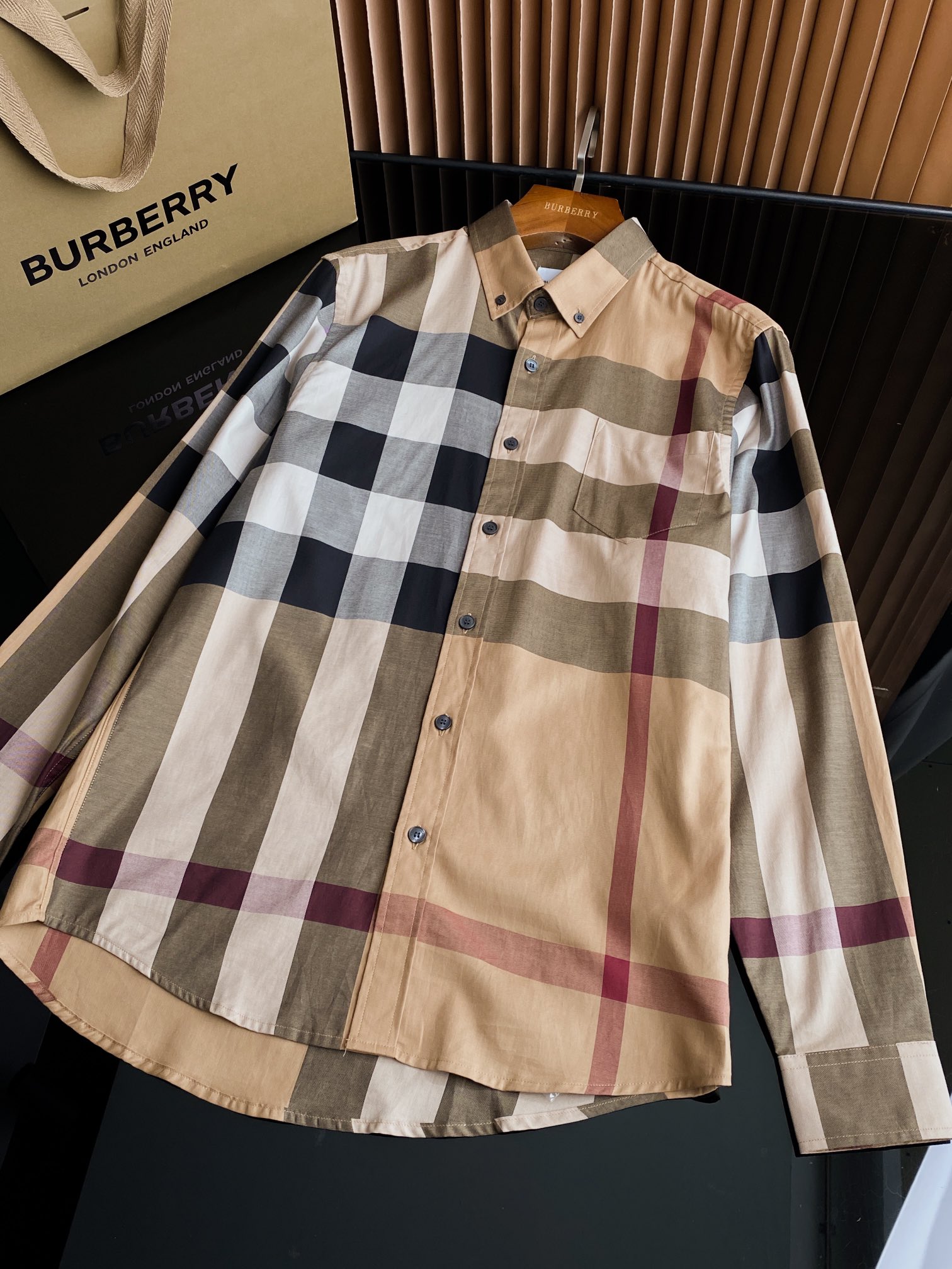 NO:782406,Plaid worsted poplin cotton long-sleeved shirt (comes with a complete set of small packages) The latest London series item, a century-old classic plaid element, suitable for both business and leisure, the same versatile cotton short-sleeved shirt for men and women!  !  To distinguish all versions on the market, it can only be said that they are not of the same level at all. No matter in terms of materials, detail restoration and craftsmanship, they are not afraid of any challenges, just to provide everyone with wonderful products. The century-old classic plaid element design, coupled with a very high-end shell buckle!  Undoubtedly a popular item, no one can resist the fashion experience brought by BUR plaid. The classic beige color is more vivid and recognizable. Basically, if you know a little bit about it, you will know that this is the evergreen style. This is also an indispensable boutique series of BUR every year. As the saying goes, the spring breeze is no match for you wearing a plaid shirt!  !  And this style adopts a classic regular cut design, which is undoubtedly the most versatile and least picky cut design. It can be easily used for daily leisure and business, and is also suitable for various occasions. It has an authentic British fashion sense and makes the upper body feel full of energy!  !  If you want to make a choice among short-sleeved shirts and want to show your style, temperament and charm, then BUR is undoubtedly the best matching choice. Nothing can set off your aura better than this royal classic brand!  !  Without further ado, let’s take control of this product by ourselves!  !  码数有五个S、M、L、XL、XXL,博柏利-服装,burberry,shirts,T-shirt,19860909格纹精纺府绸棉质长袖衬衫（配全套小包装）最新伦敦系列单品,百年经典格纹元素,商务休闲兼备,男女同款百搭棉质短袖衬衫！！ 区分市面上一切版本 只能说根本就不是一个级别的存在 不管是材质还是细节还原度以及工艺制作方面 不惧任何挑战,只为给大家奉献绝妙产物 百年经典的格纹元素设计,加上非常显高级的贝壳扣母！毋庸置疑的爆款单品,没有一个人可以抵抗BUR格纹所带来的时尚体验,经典的典藏米色更加鲜艳具有辨识度,基本上稍微懂点行的,就知道这个是万年青的款式,这也是BUR每年都不可缺少的精品系列,正所谓,春风十里不敌穿格子衬衫的你！！ 并且此款采用经典常规版型裁剪设计,这无疑是最为百搭最不挑人的版型设计了,日常的休闲商务皆可轻松驾驭,也适应各种场合的穿搭,地道的英伦风尚感,上身给人的精气神都是相当饱满的感觉！！ 假如你要在短袖衬衫中做出一个选择,想展现你的格调,气质跟魅力的话,那么BUR无疑是最佳的搭配选择,没有什么比这个皇室的经典品牌更能衬托你的气场了！！ 不再多言,大家自行把控此款吧！！ 码数有五个S、M、L、XL、XXL,博柏利-服装,burberry,shirts,T-shirt,,Women's clothing