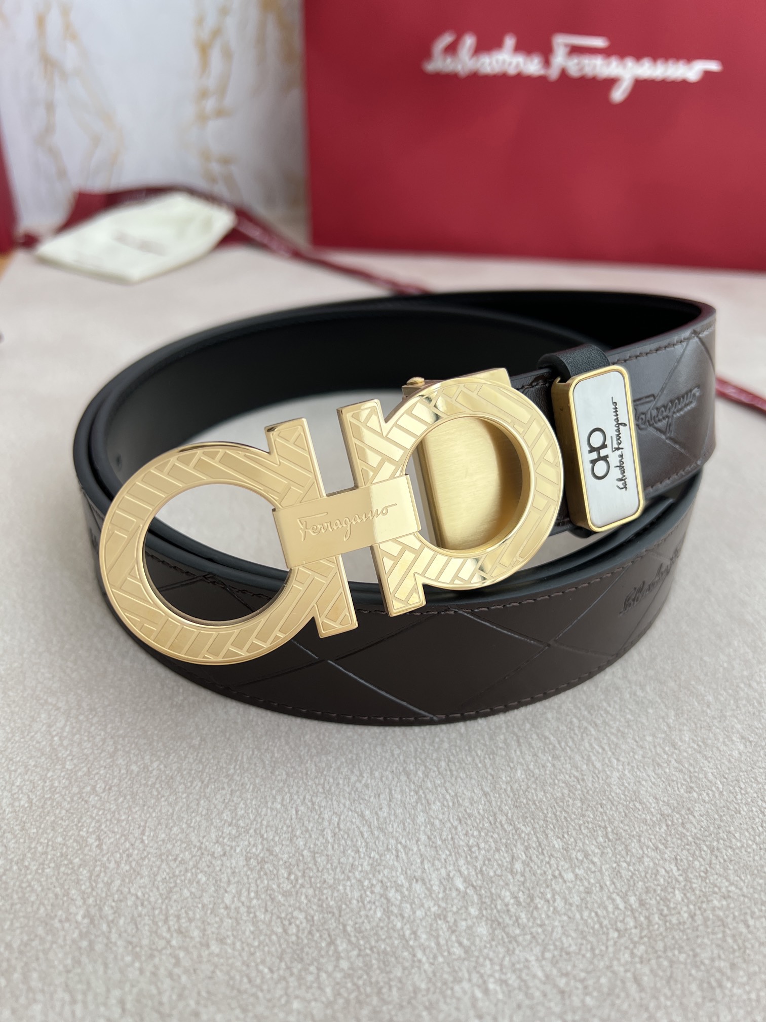 I0  Ferragamo 菲拉格慕 腰带·皮带·原单 型号：挂扣,纯钢材质挂扣,实物拍摄,头层牛皮 材料：百分百头层牛皮,保证真皮.纯钢材质,永不掉色,双面可用专柜同等质量,经典头层牛皮双面光滑平面印花,黑咖,金扣,纯钢材质花纹挂扣,带身可自由裁剪,可双面使用,送人自用首选 包装：请认准如图专柜包装,赠送打孔器,原版电子票,宽度3.5mm