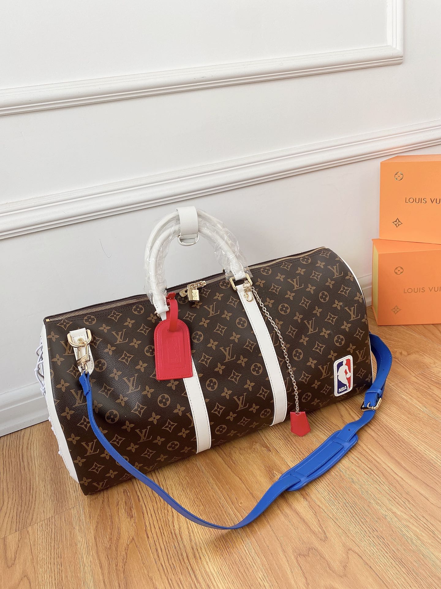 L0 Louisvuitton 路易威登 高版本  Louis Vuitton 路易威登 LV NBA限量联名Basketball Kee 手提包袋 机场包 采用精湛镶嵌细工，实物拍摄 原厂原版面料 配送小票 M45587 55x 27 cm。