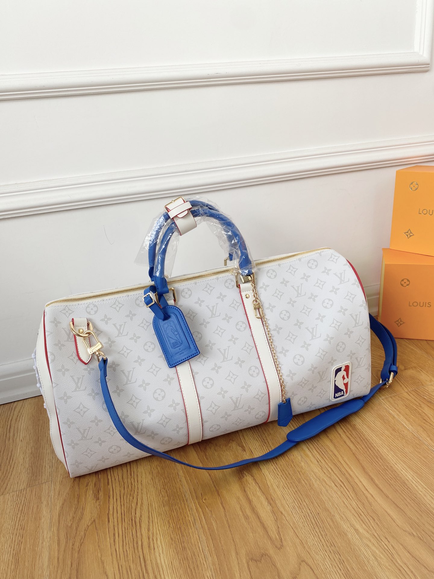 L0 Louisvuitton 路易威登 高版本  Louis Vuitton 路易威登 LV NBA限量联名Basketball Kee 手提包袋 机场包 采用精湛镶嵌细工，实物拍摄 原厂原版面料 配送小票 M45586 55x 27 cm。