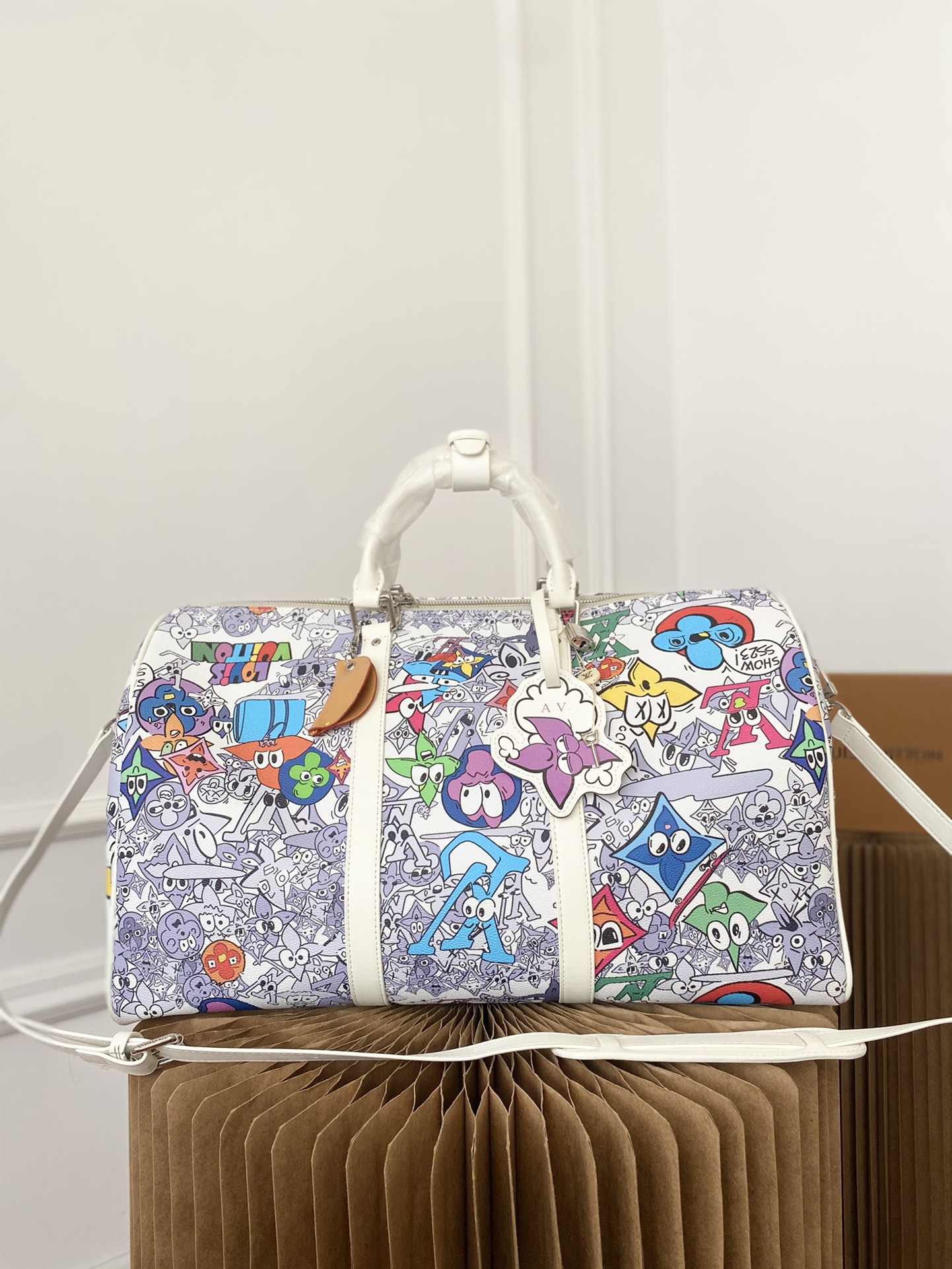 K5 Louisvuitton 路易威登 2023 Louis Vuitton 路易威登 LV 走秀 Kee涂鸦旅行袋 手提包袋 机场包 采用精湛镶嵌细工，实物拍摄 原厂原版面料 配送小票 50 x 28 cm。