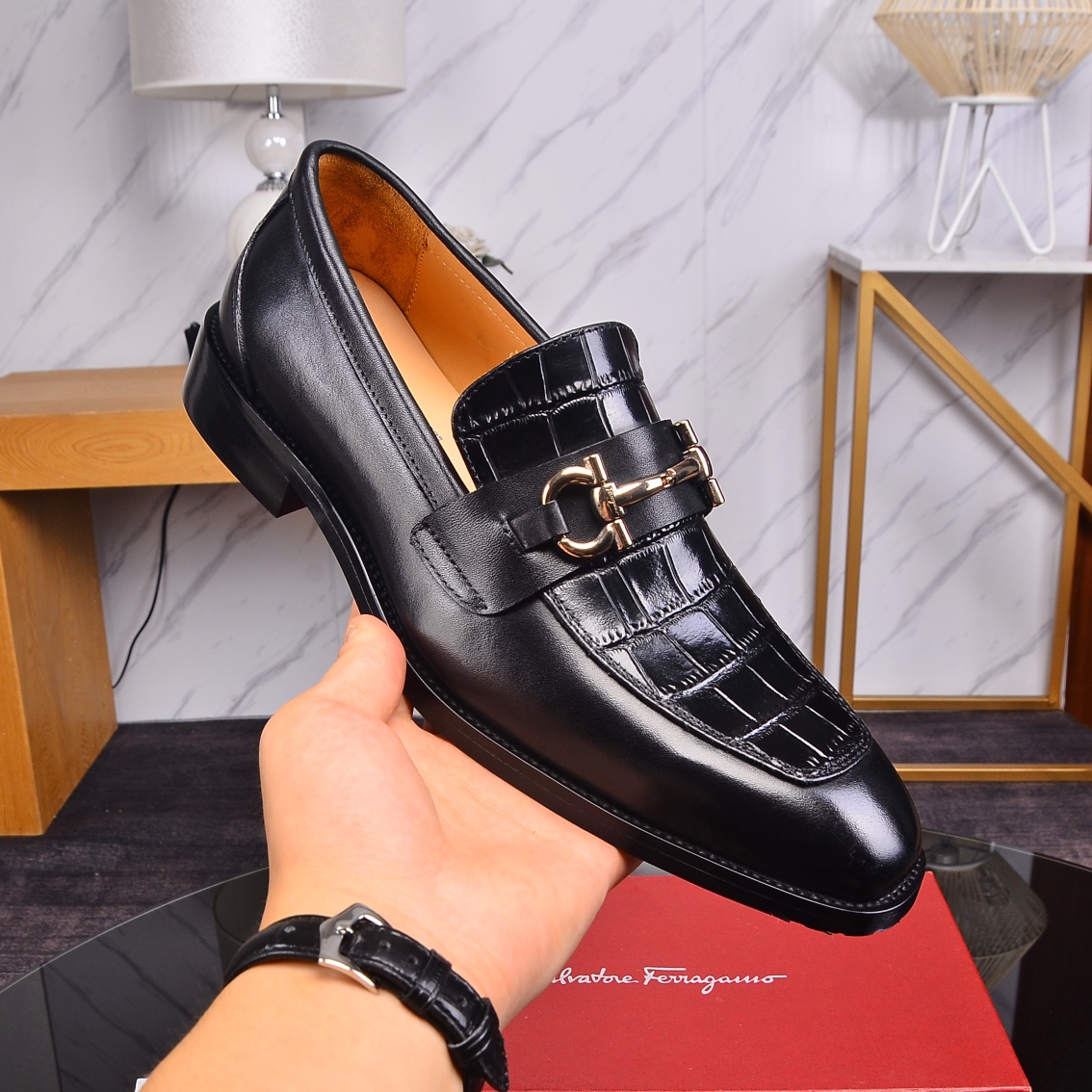 J5  菲拉格慕 最新商务正装皮鞋 官网同步 市场上顶级版本 纯手工制作.面料：进口小牛皮配水染牛里38、39、40、41、42、43、44。45可定做”},”miniapp_path”:”pages/goods_detail/index?shop_id=A20 I0 3211646565 I0 104711&goods_id=I20 I0 G5 513592054 G5 001268