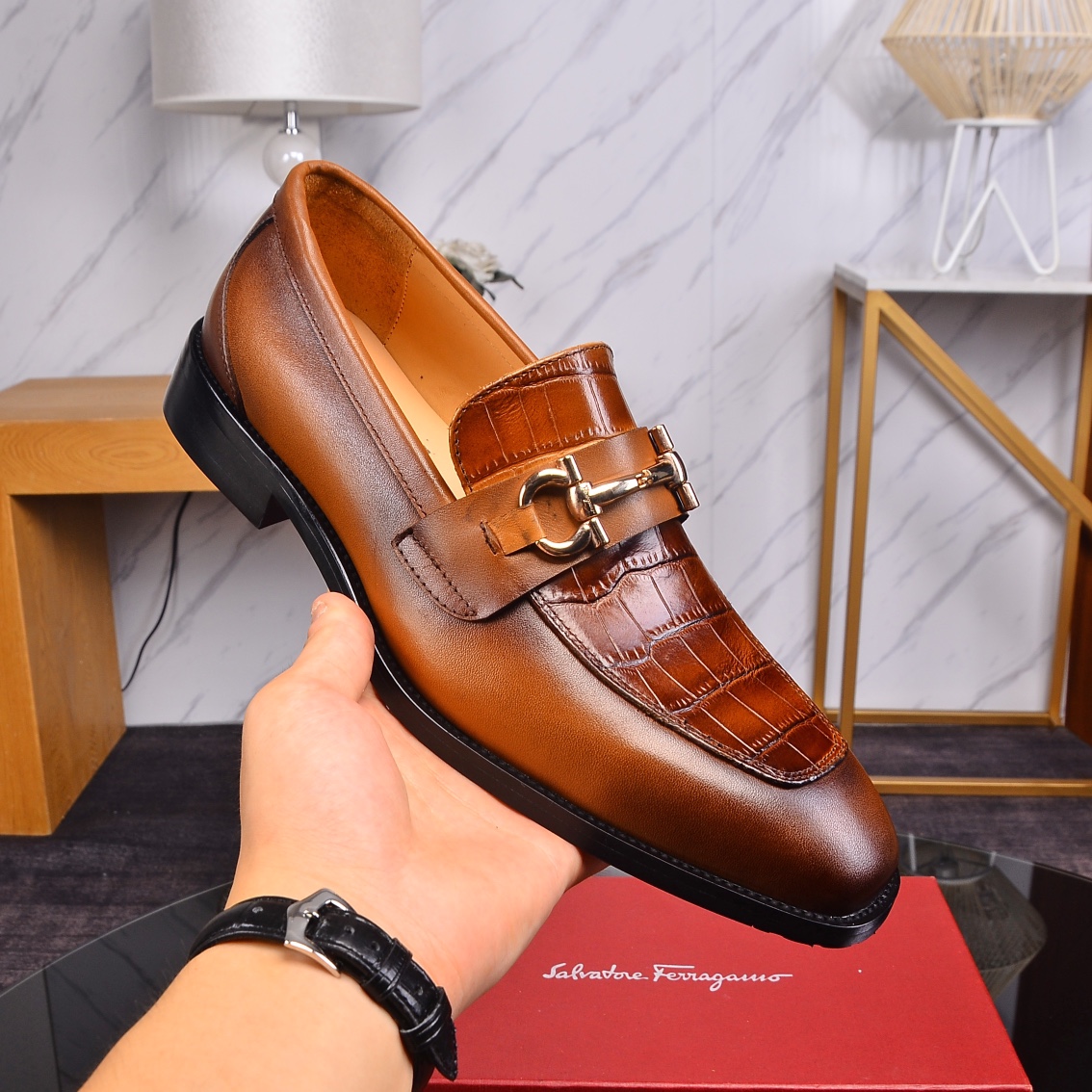 J5  菲拉格慕 最新商务正装皮鞋 官网同步 市场上顶级版本 纯手工制作.面料：进口小牛皮配水染牛里38、39、40、41、42、43、44。45可定做