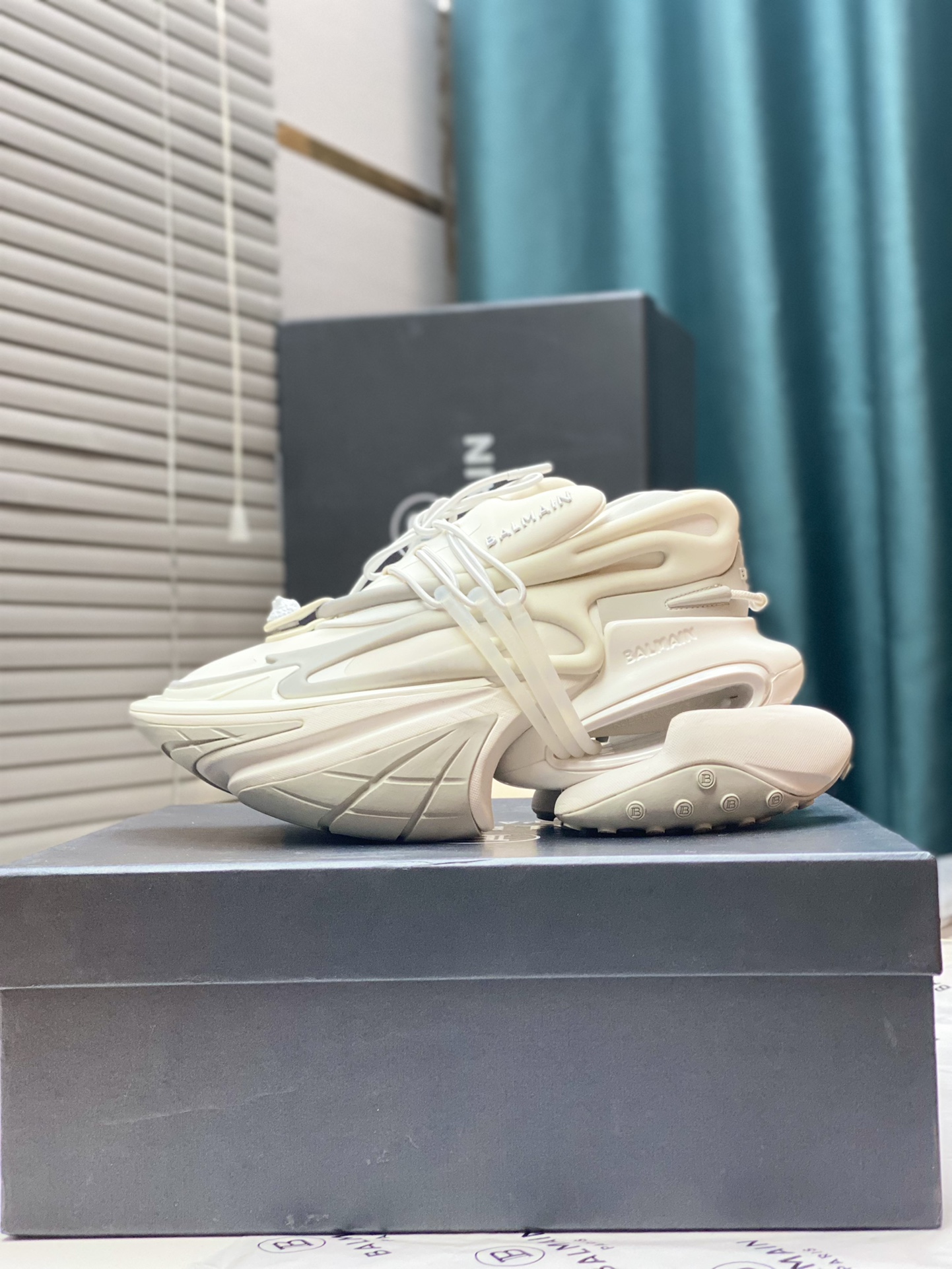 “Balman New Pure Spaceship Sport Shoes: High-Quality Original Design, Various Sizes Available” - 图片 5