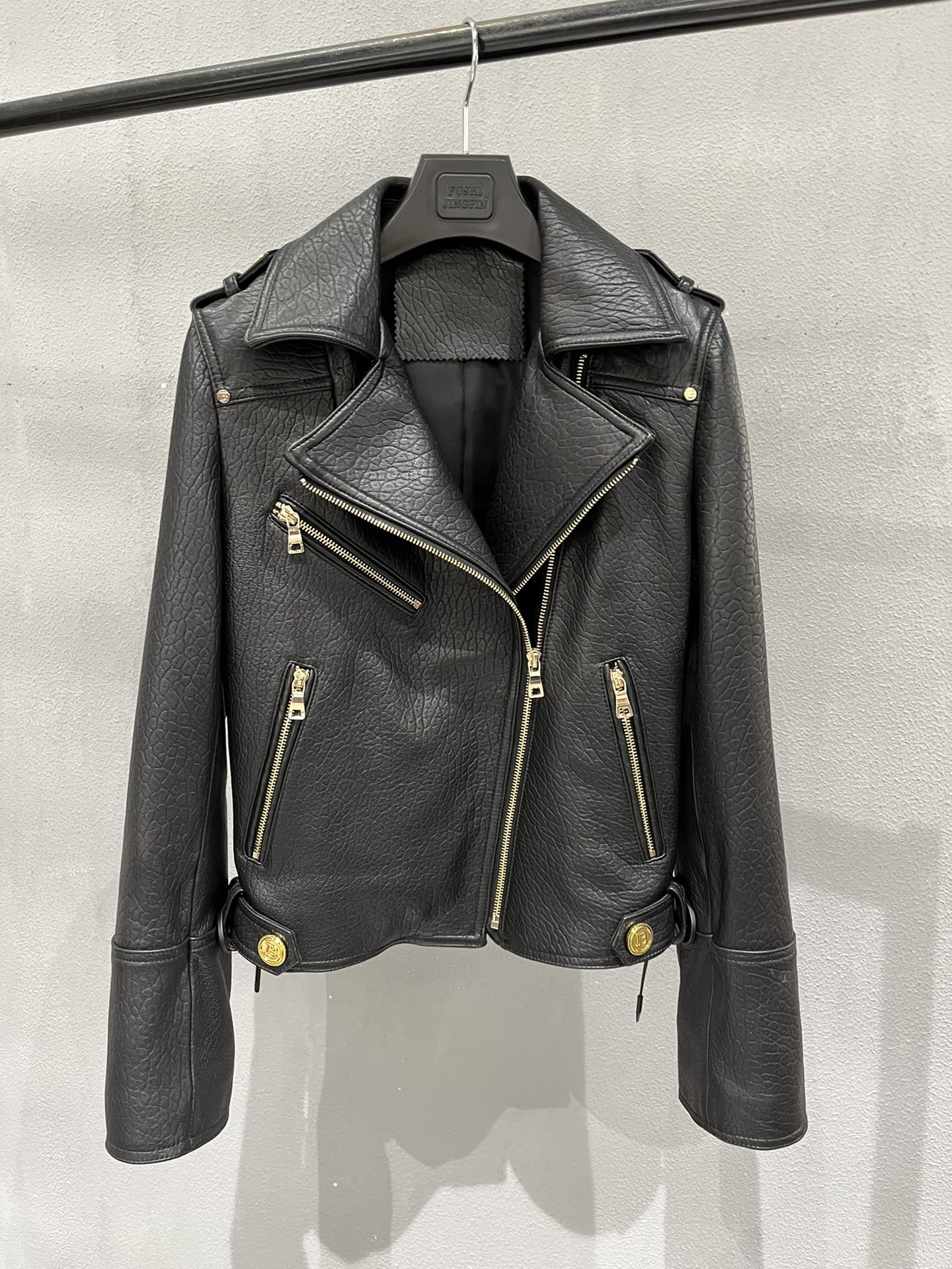 NO:721784,, Balmain custom-made coarse texture sheepskin motorcycle jacket, the leather is a little thicker than smooth sheepskin, and the texture is very good!  Now the slider also carries the Balmain logo, Balmain-clothing, balmain, jackets & coats, sheepskin,19860909,巴尔曼定制粗纹理羊皮机车外套,皮料比光面羊皮厚实一点,质感非常好！现在拉头也是带巴尔曼logo,巴尔曼-服装,balmain,jackets & coats,sheepskin,,Women's clothing