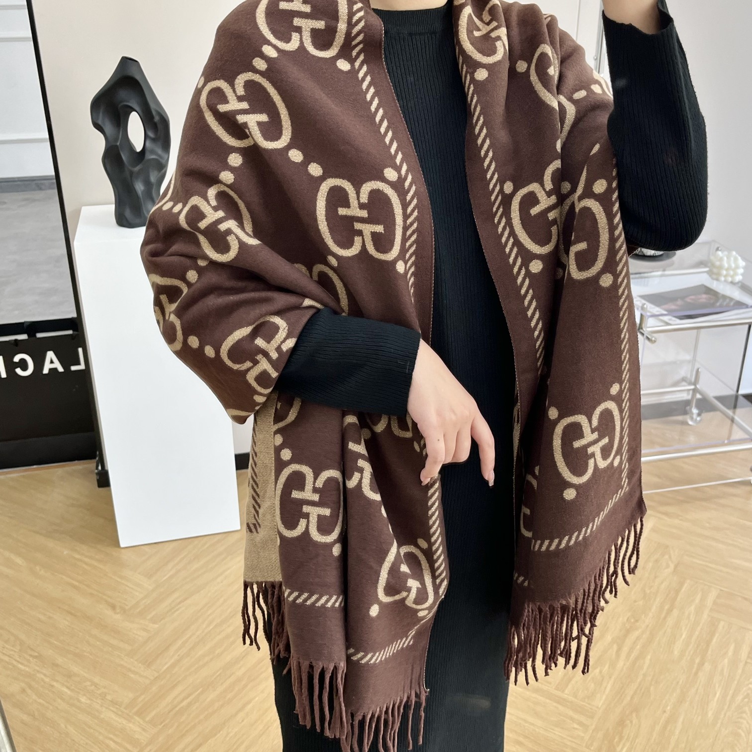 NO:163179,A batch of new winter scarves, mink velvet silver silk texture, soft and warm, double-sided and two-color, exquisite workmanship, both scarf and shawls, size 180*70, ordinary scarf, ordinary scarf, shawls19860909批冬季新款围巾,水貂绒银丝质地,柔和保暖,双面双色,做工精美,既是围巾又可以做披肩,尺寸180*70,普通围巾,普通围巾,shawls,scarf