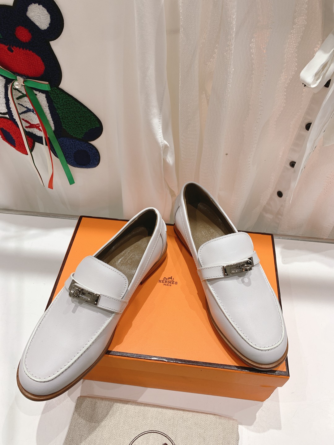 高版本Herme…s fwnew arrival～H家新款kelly扣乐福鞋鞋型很好看，见到到极致的造型