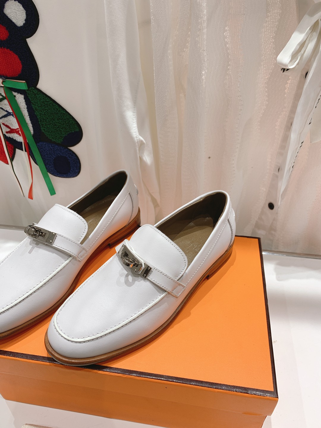 高版本Herme…s fwnew arrival～H家新款kelly扣乐福鞋鞋型很好看，见到到极致的造型