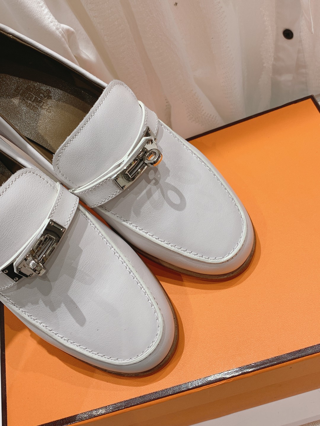 高版本Herme…s fwnew arrival～H家新款kelly扣乐福鞋鞋型很好看，见到到极致的造型