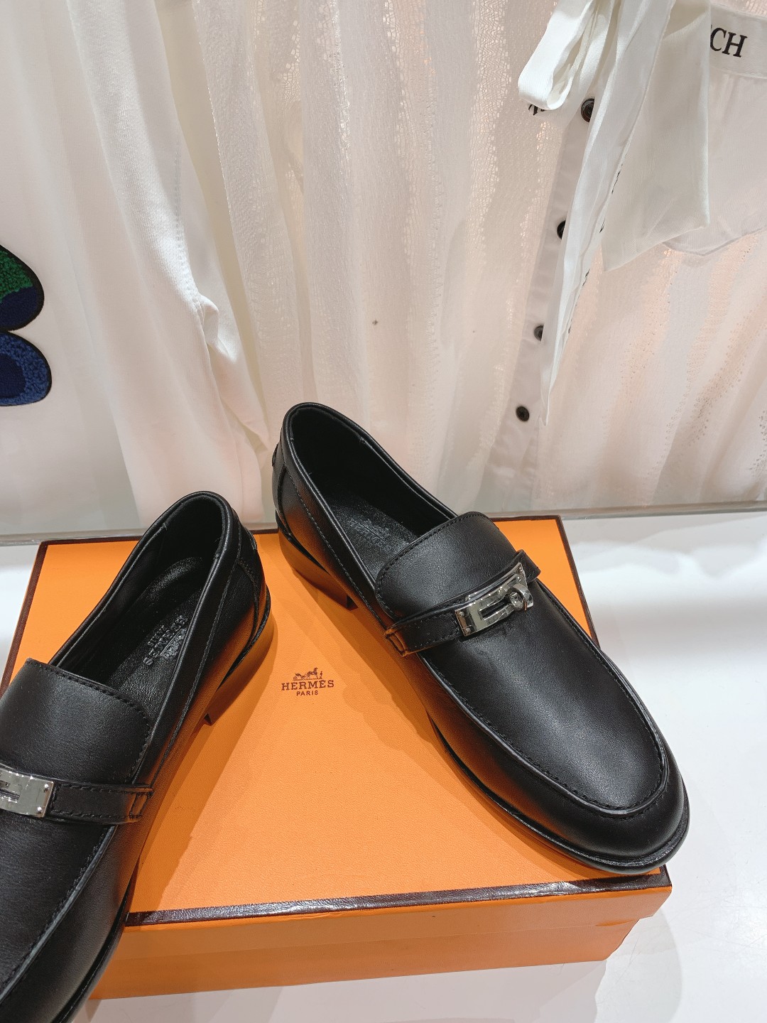 高版本Herme…s fwnew arrival～H家新款kelly扣乐福鞋鞋型很好看，见到到极致的造型