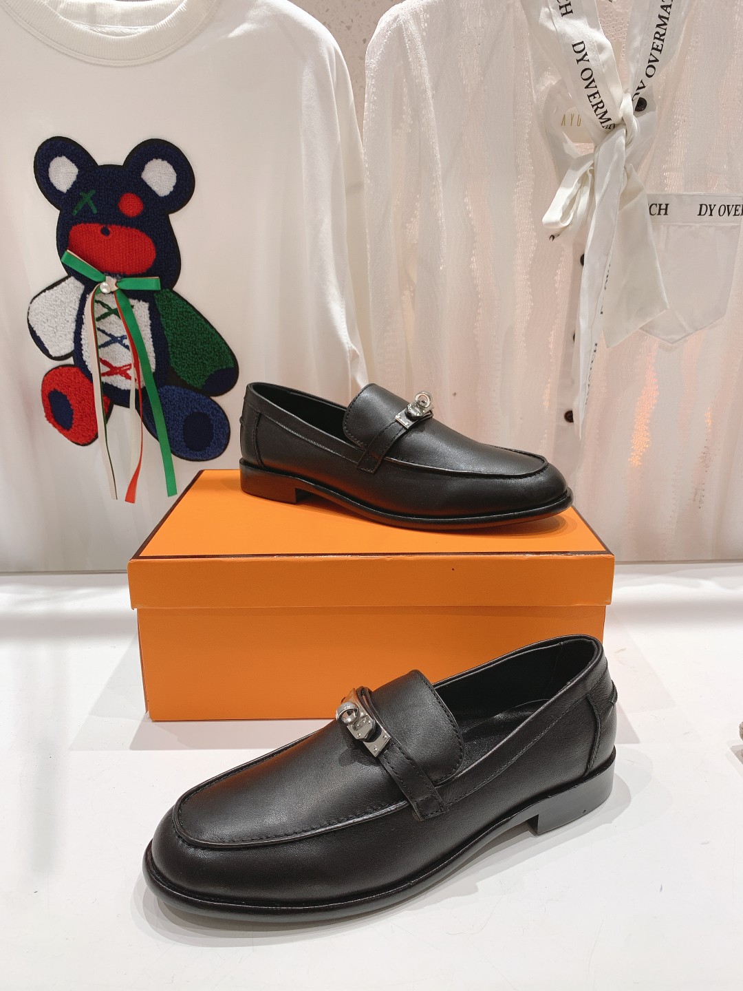 高版本Herme…s fwnew arrival～H家新款kelly扣乐福鞋鞋型很好看，见到到极致的造型