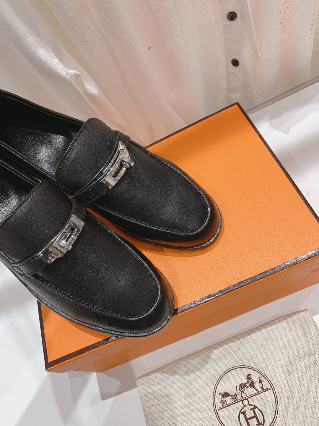 高版本Herme…s fwnew arrival～H家新款kelly扣乐福鞋鞋型很好看，见到到极致的造型