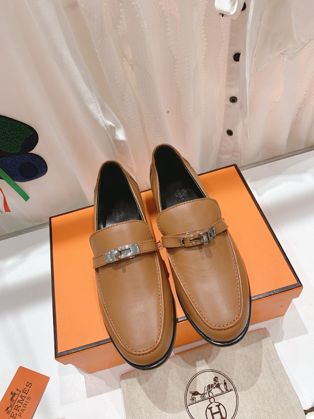 高版本Herme…s fwnew arrival～H家新款kelly扣乐福鞋鞋型很好看，见到到极致的造型