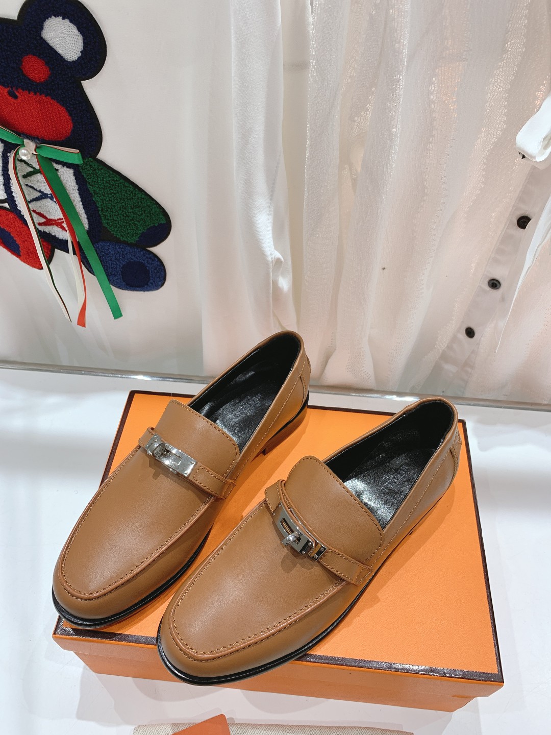 高版本Herme…s fwnew arrival～H家新款kelly扣乐福鞋鞋型很好看，见到到极致的造型