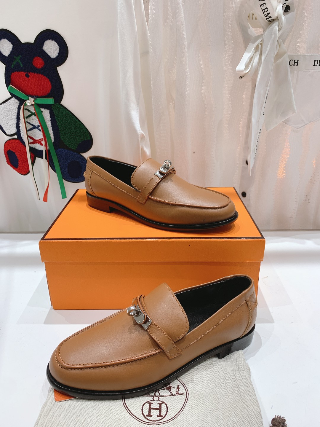 高版本Herme…s fwnew arrival～H家新款kelly扣乐福鞋鞋型很好看，见到到极致的造型