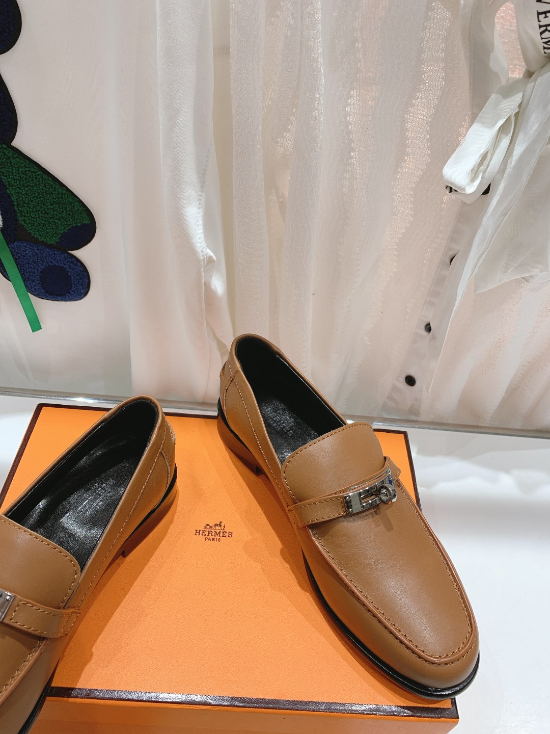 高版本Herme…s fwnew arrival～H家新款kelly扣乐福鞋鞋型很好看，见到到极致的造型