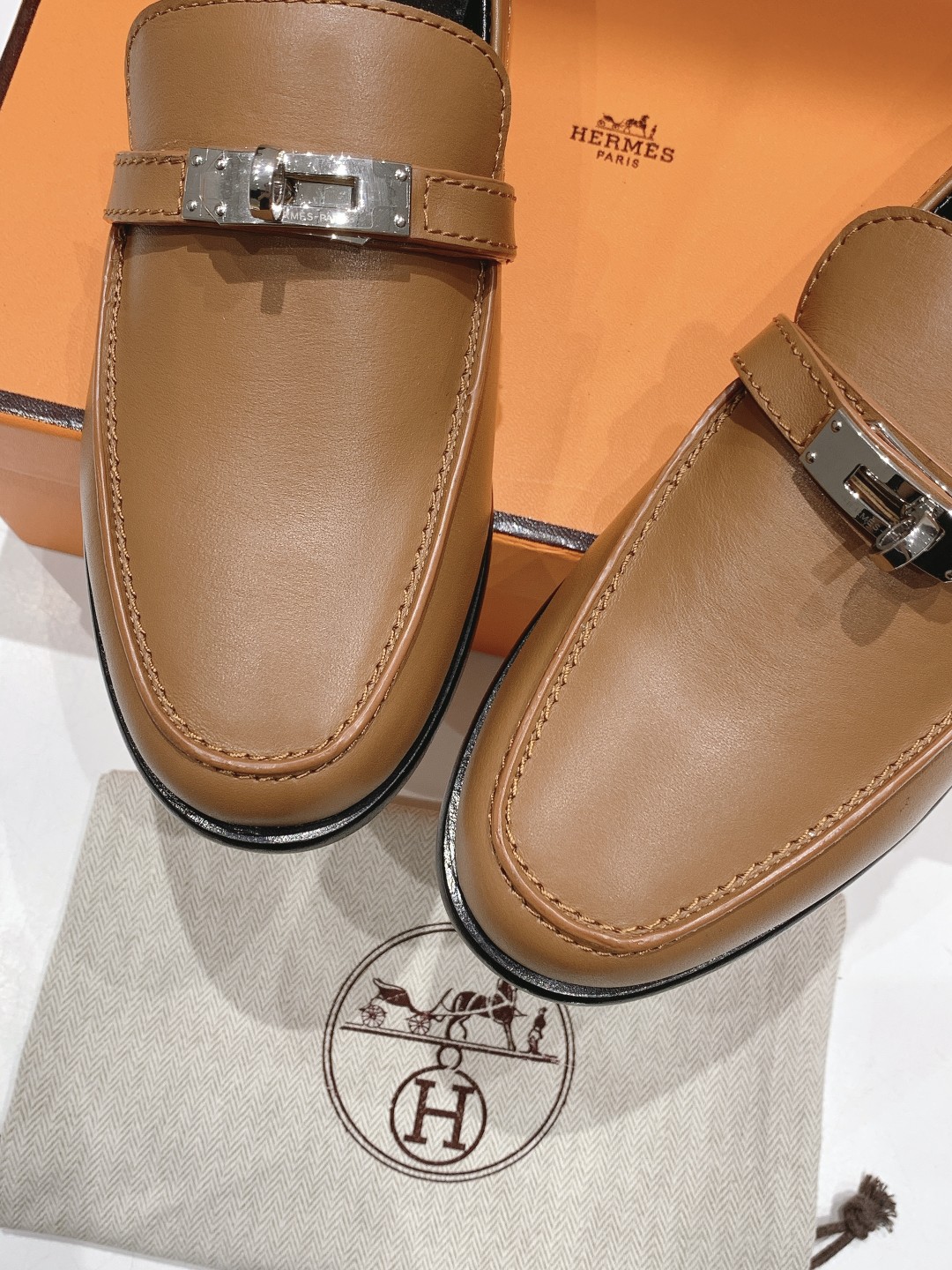 高版本Herme…s fwnew arrival～H家新款kelly扣乐福鞋鞋型很好看，见到到极致的造型