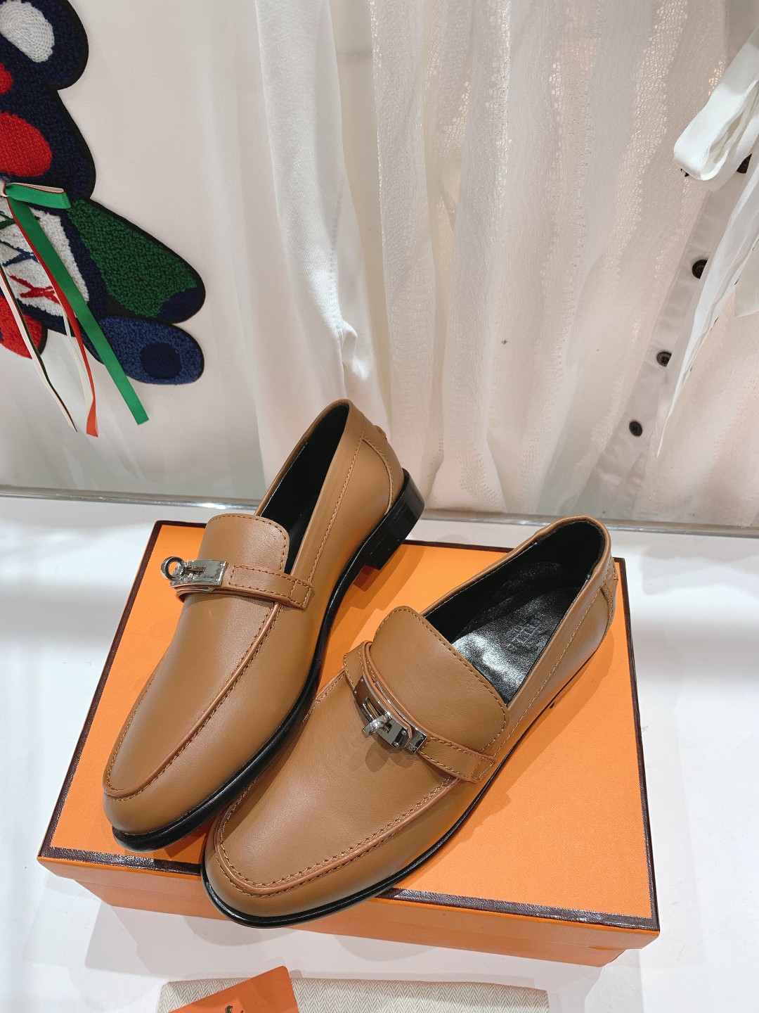 高版本Herme…s fwnew arrival～H家新款kelly扣乐福鞋鞋型很好看，见到到极致的造型