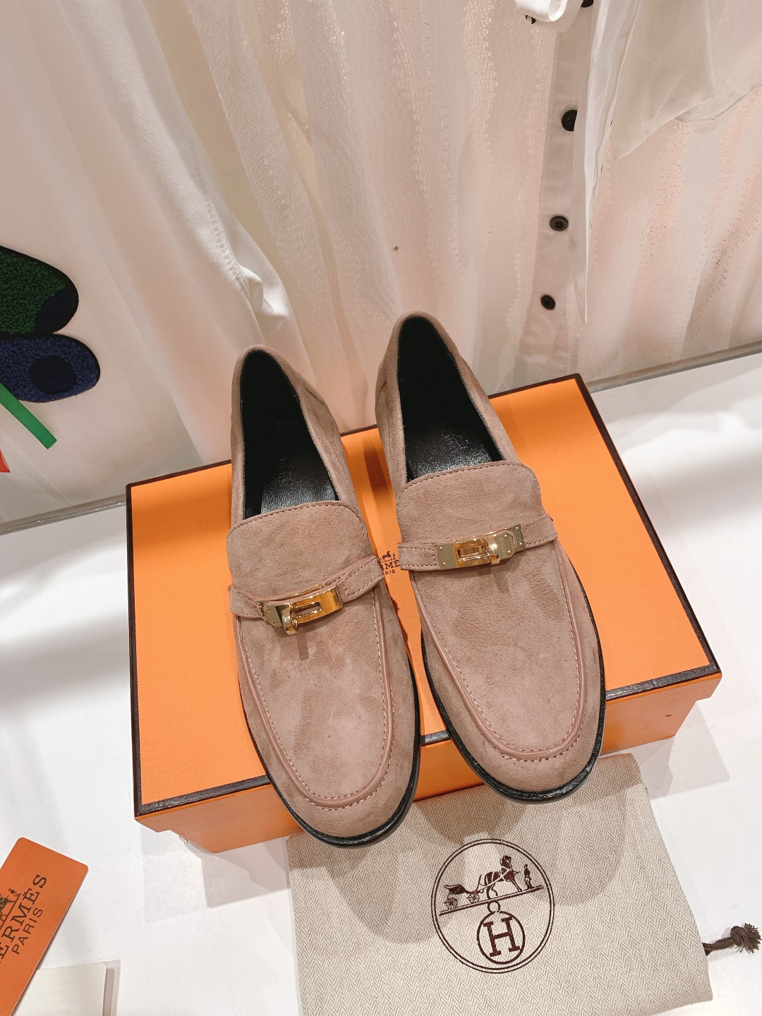 高版本Herme…s fwnew arrival～H家新款kelly扣乐福鞋鞋型很好看，见到到极致的造型